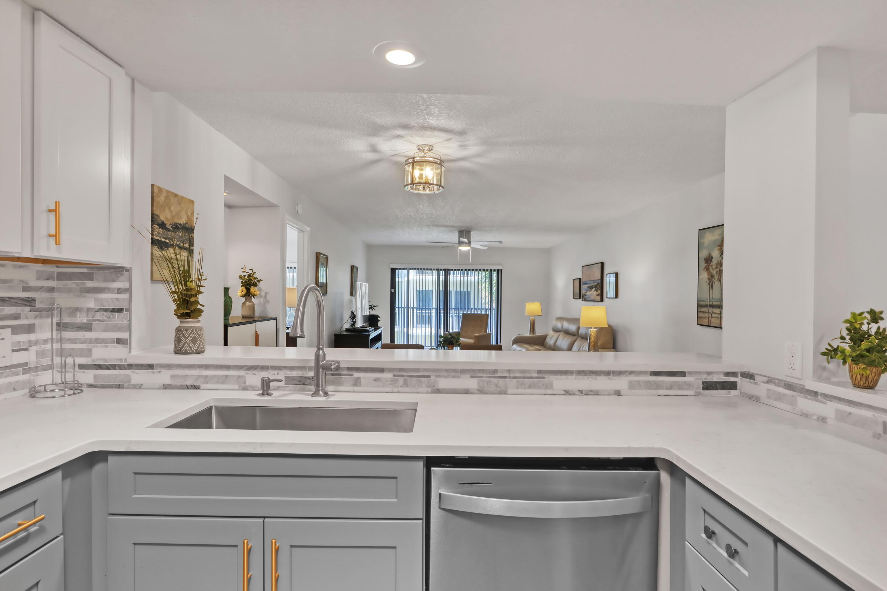 505 N Miramar Avenue, 208