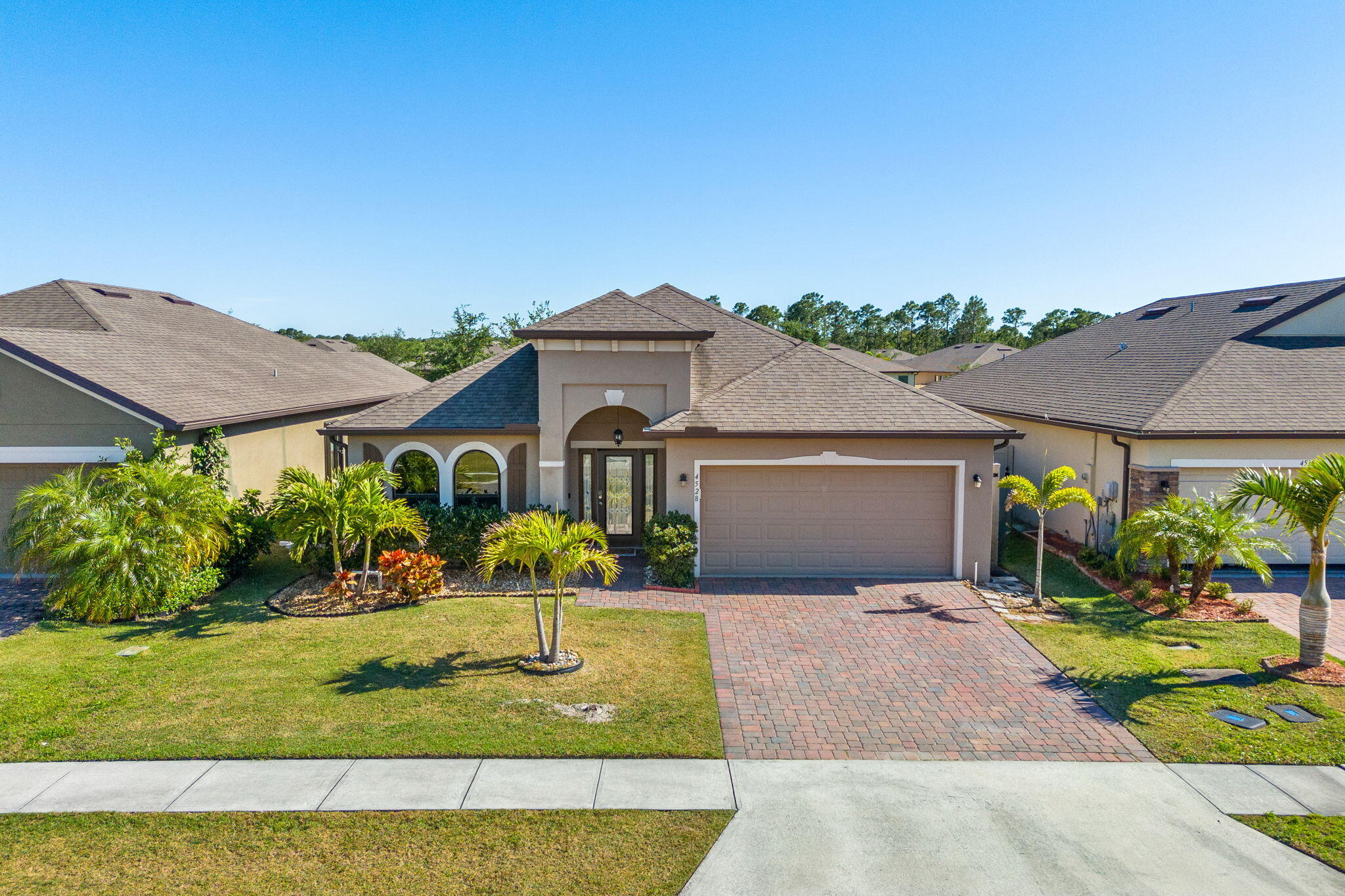 4528 Alligator Flag Circle