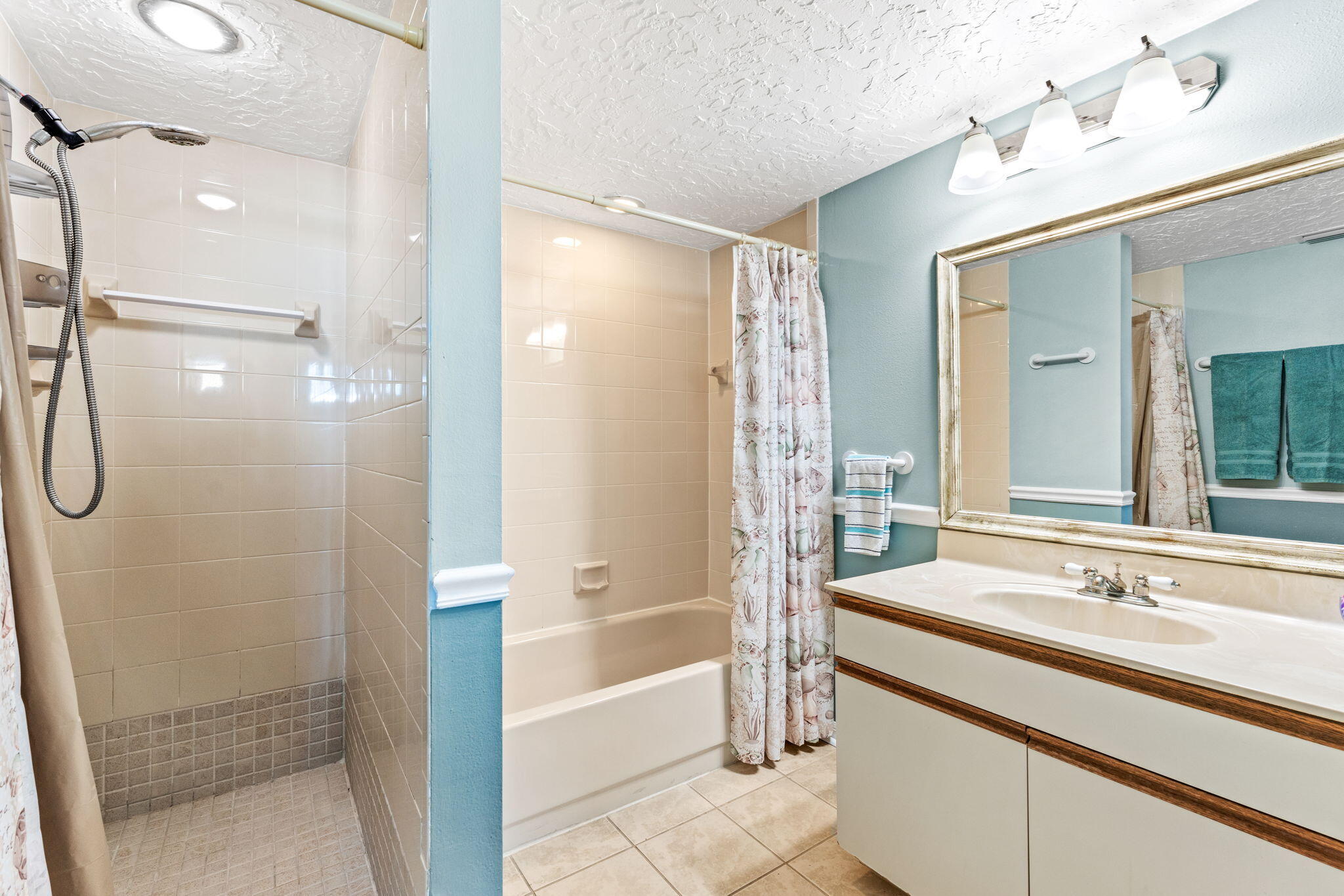 8600 Ridgewood Avenue, 1305
