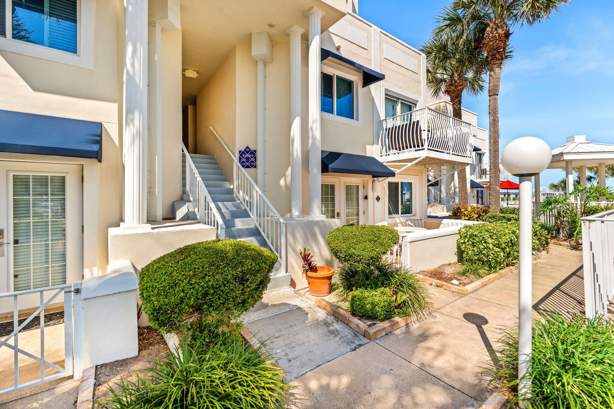 8600 Ridgewood Avenue, 1305