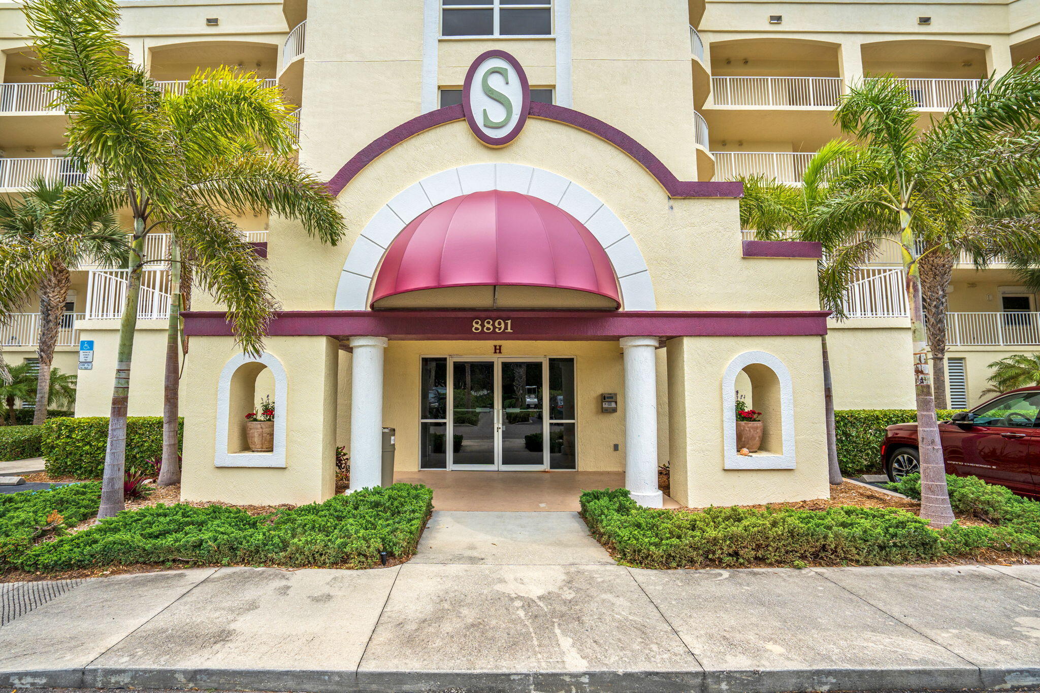 8891 Lake Drive, H404