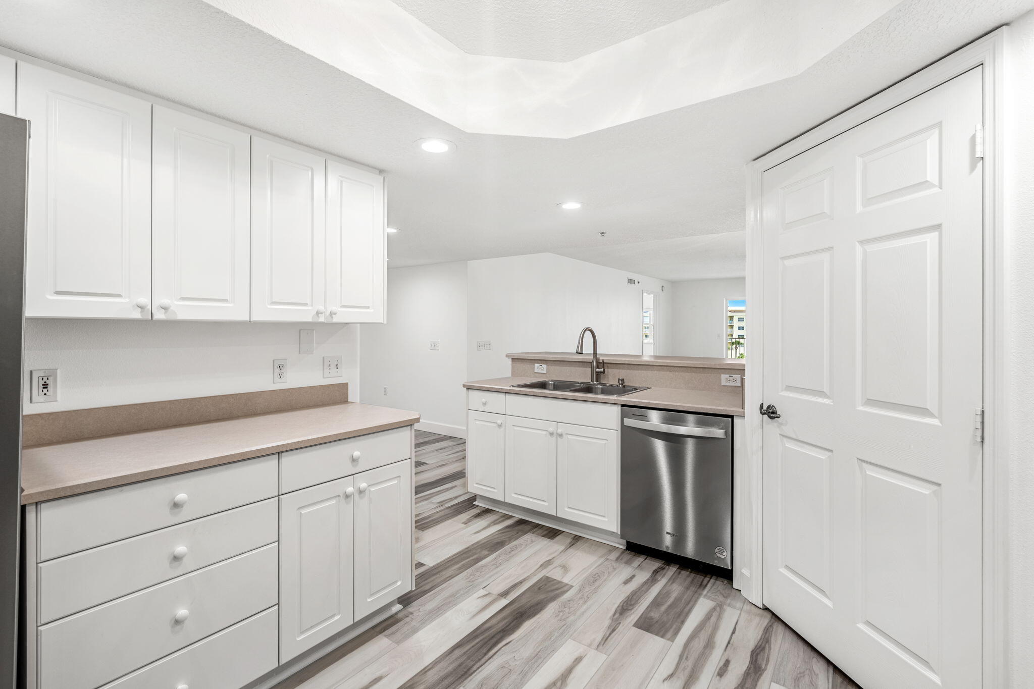 8891 Lake Drive, H404