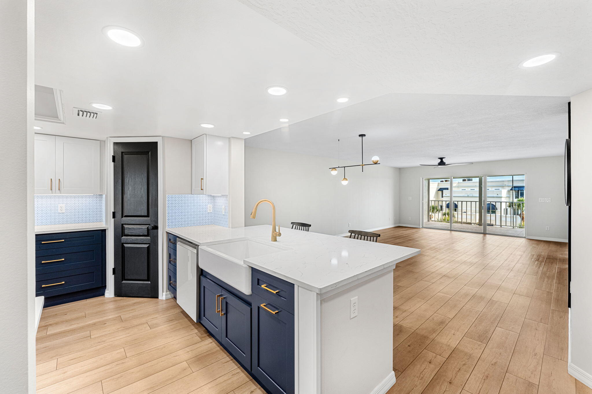 8700 Ridgewood Avenue, 409a
