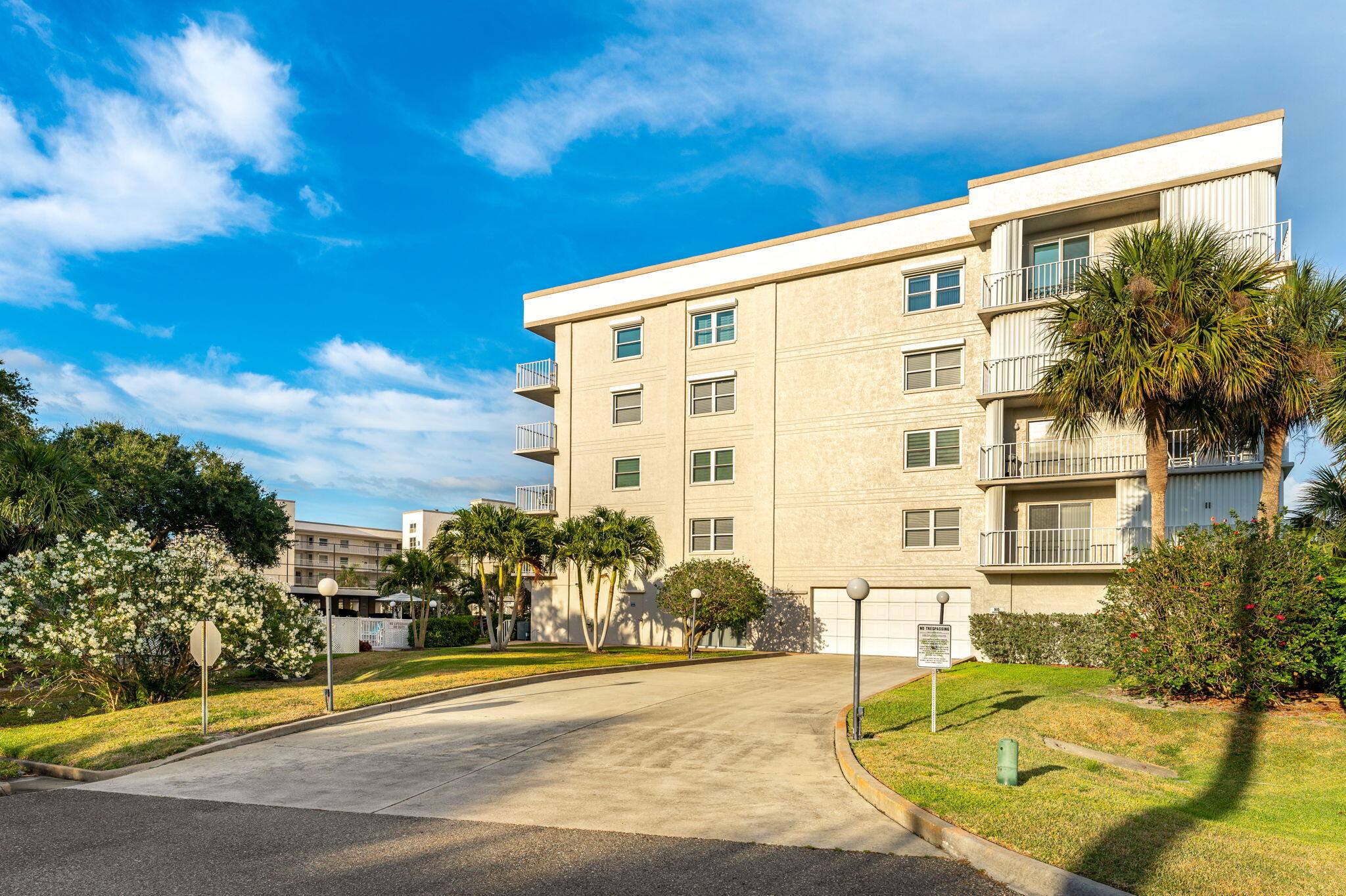 8700 Ridgewood Avenue, 409a