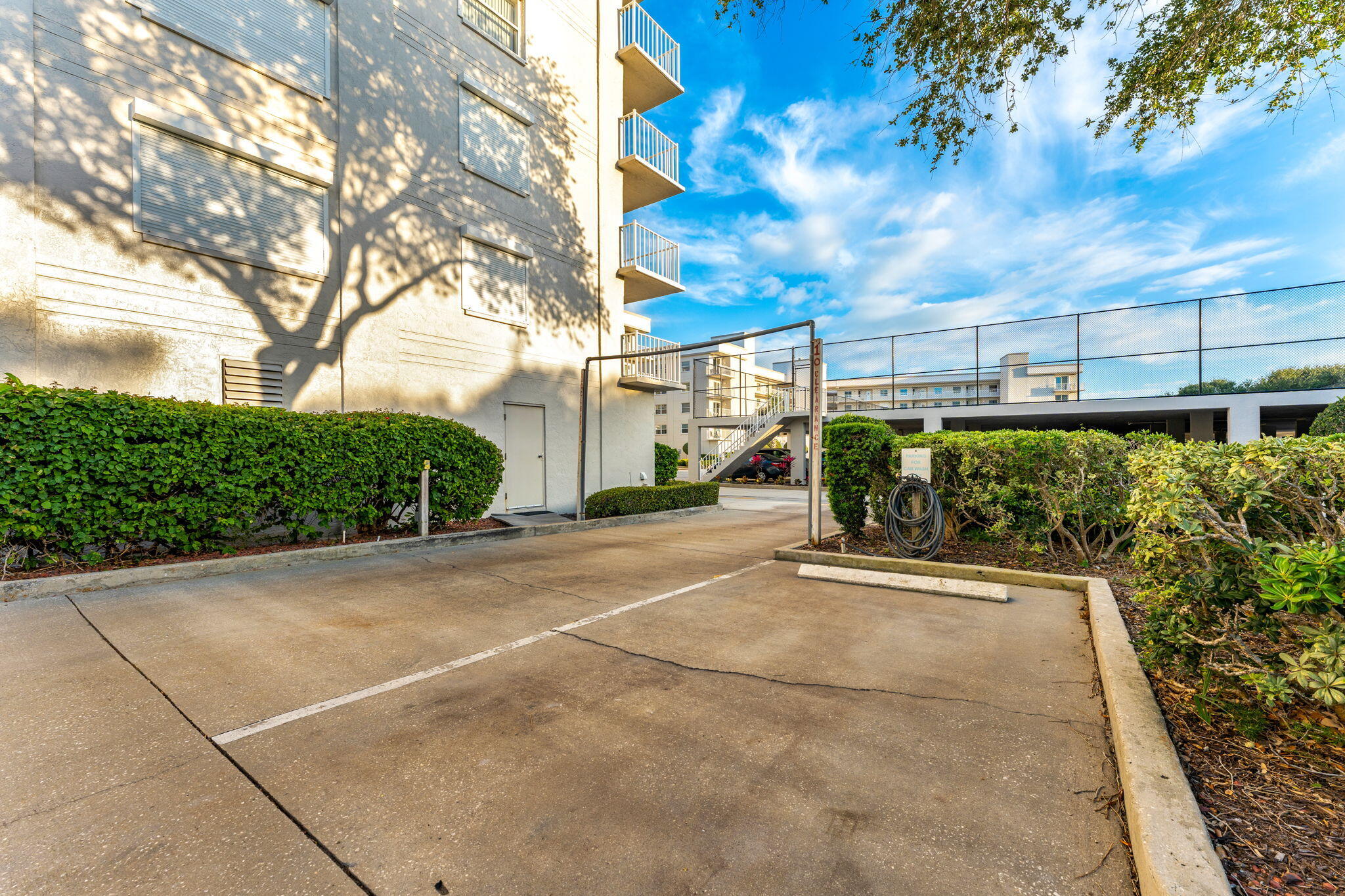 8700 Ridgewood Avenue, 409a