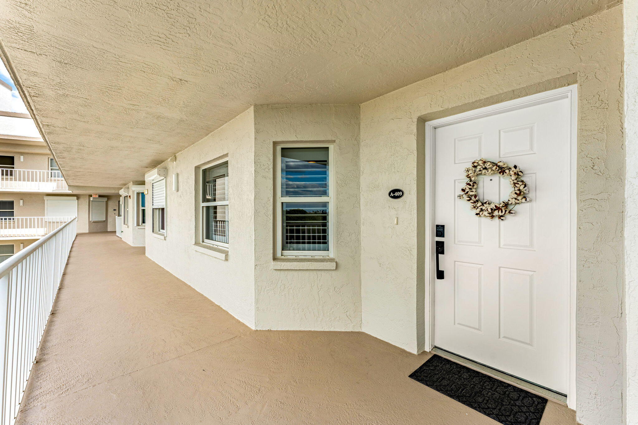 8700 Ridgewood Avenue, 409a