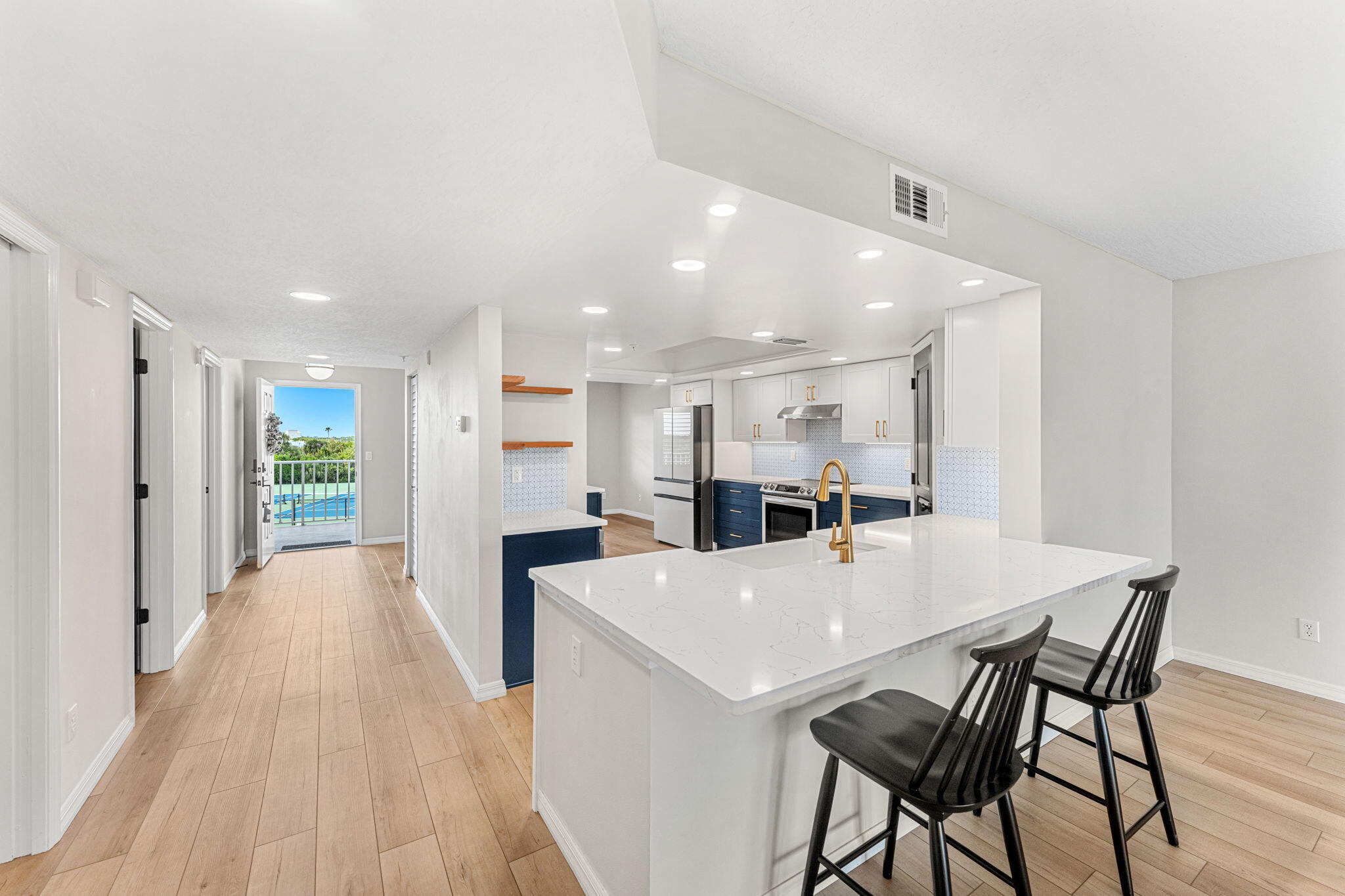 8700 Ridgewood Avenue, 409a