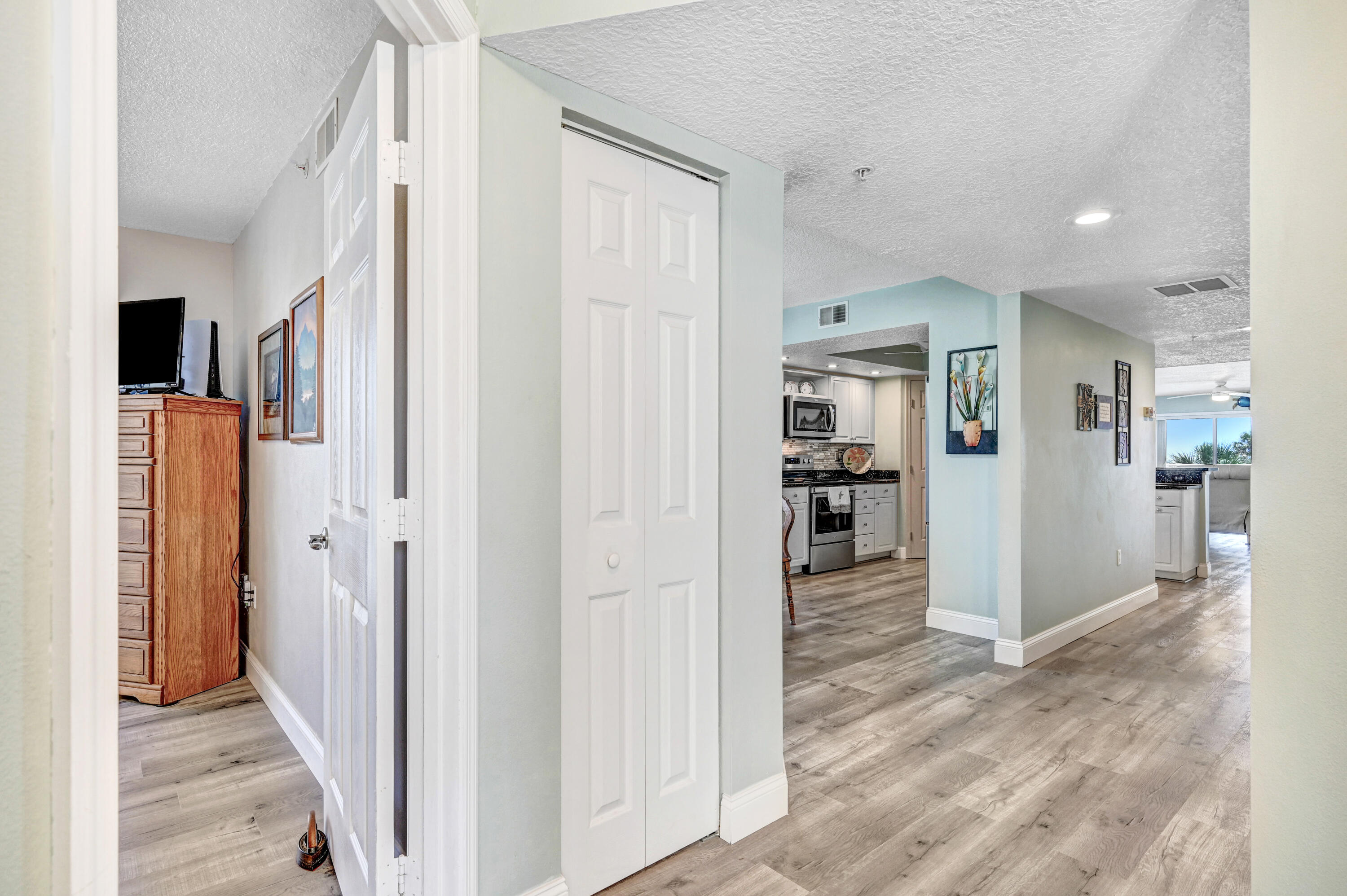 606 Shorewood Drive, C305
