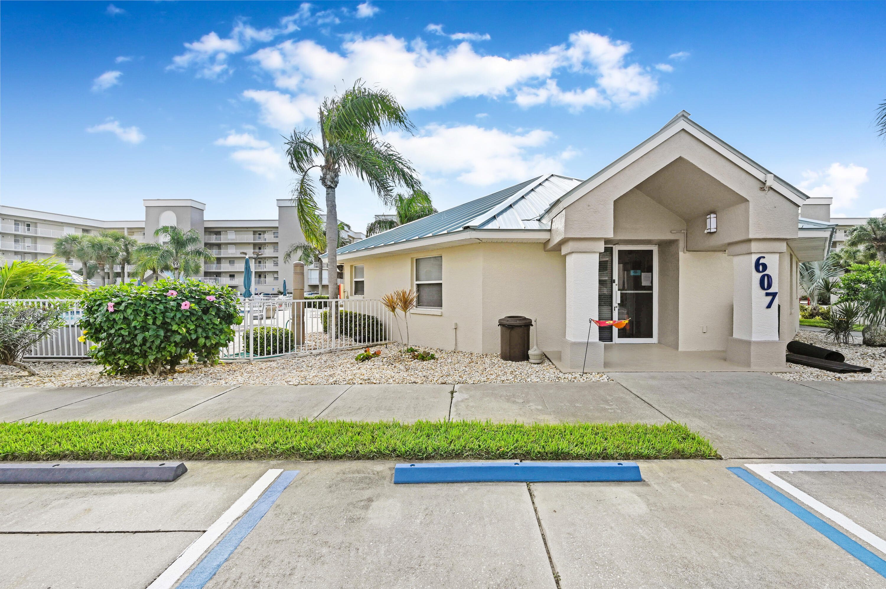 606 Shorewood Drive, C305
