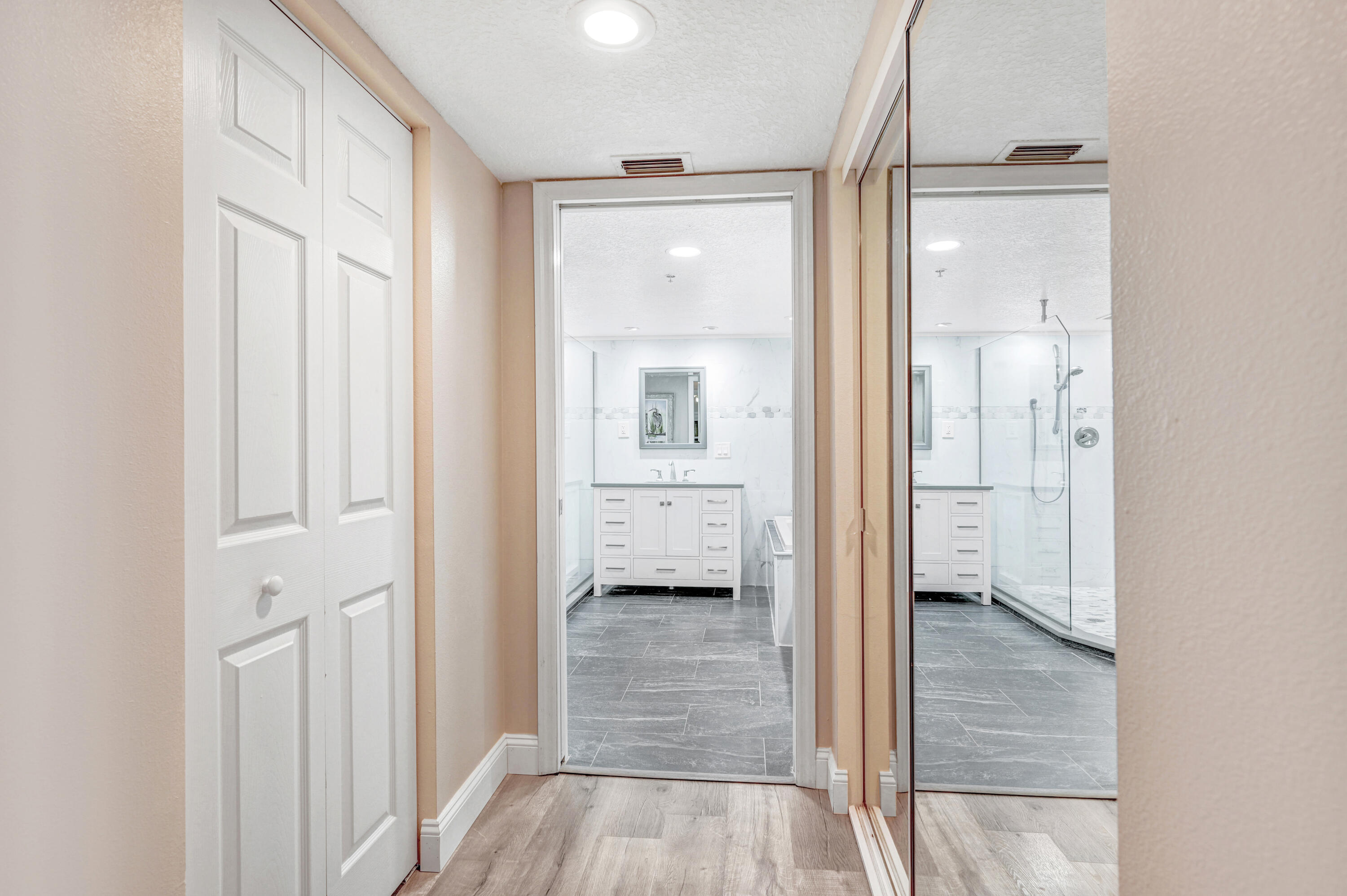 606 Shorewood Drive, C305