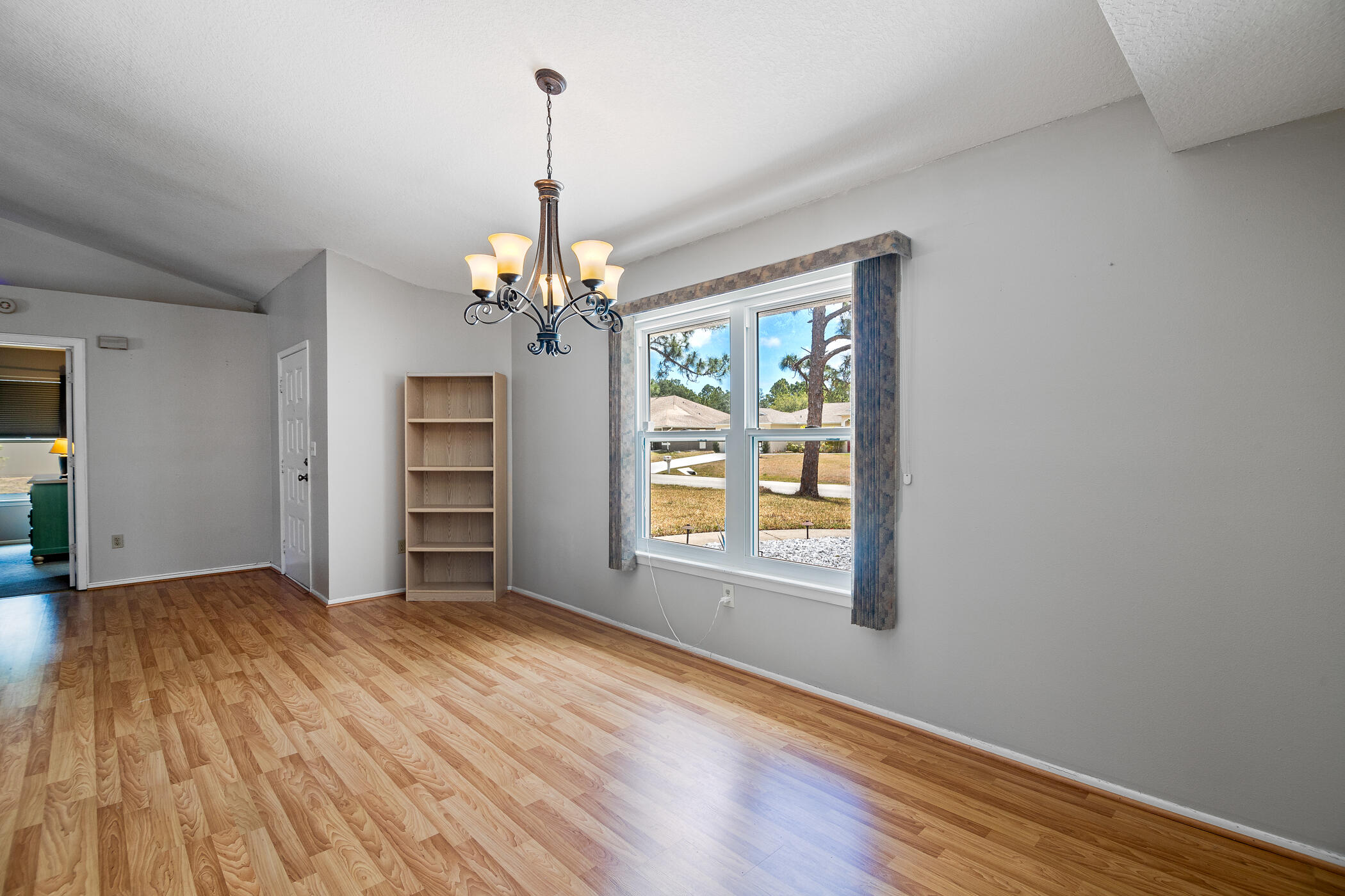 2372 Queens Street SE