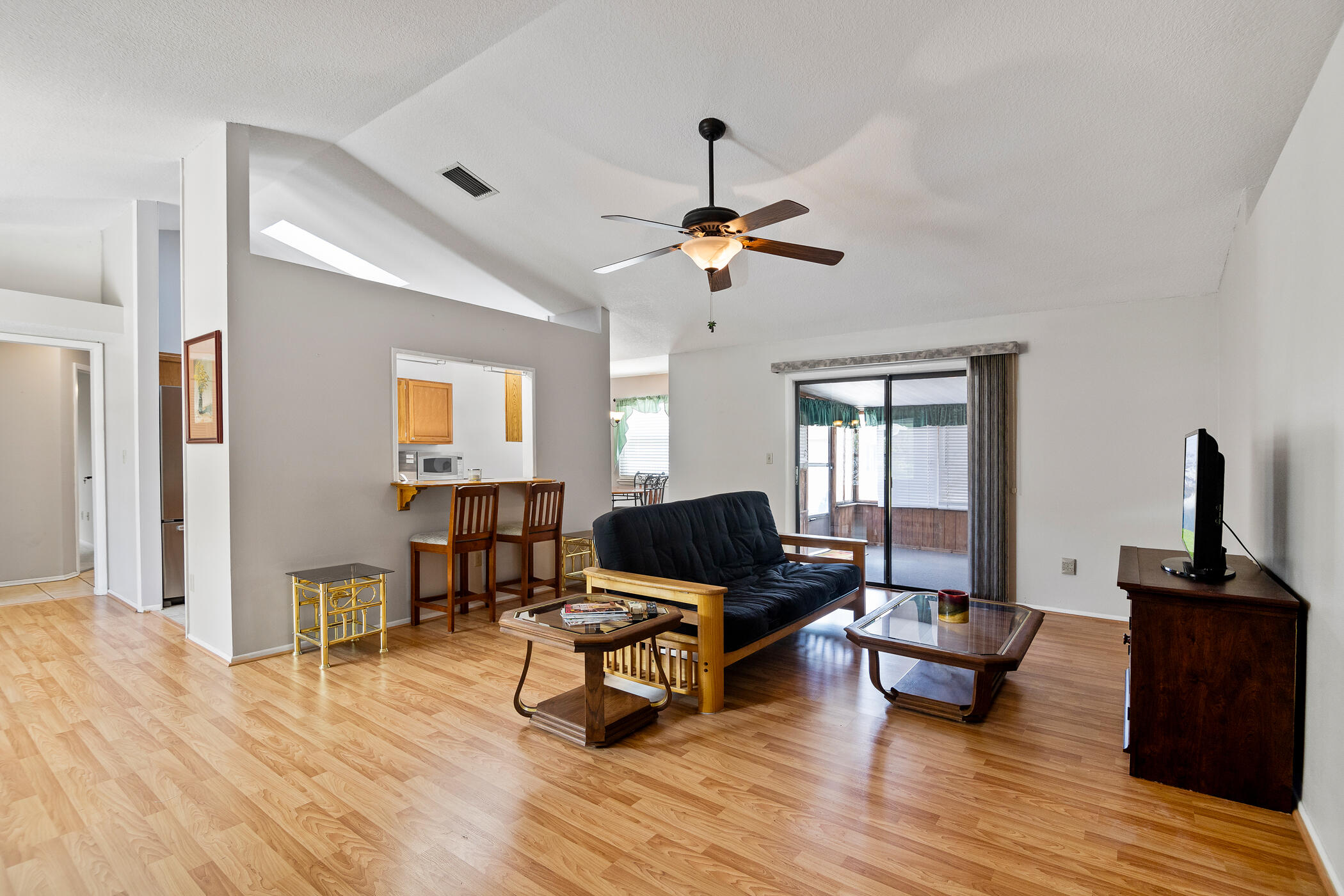 2372 Queens Street SE