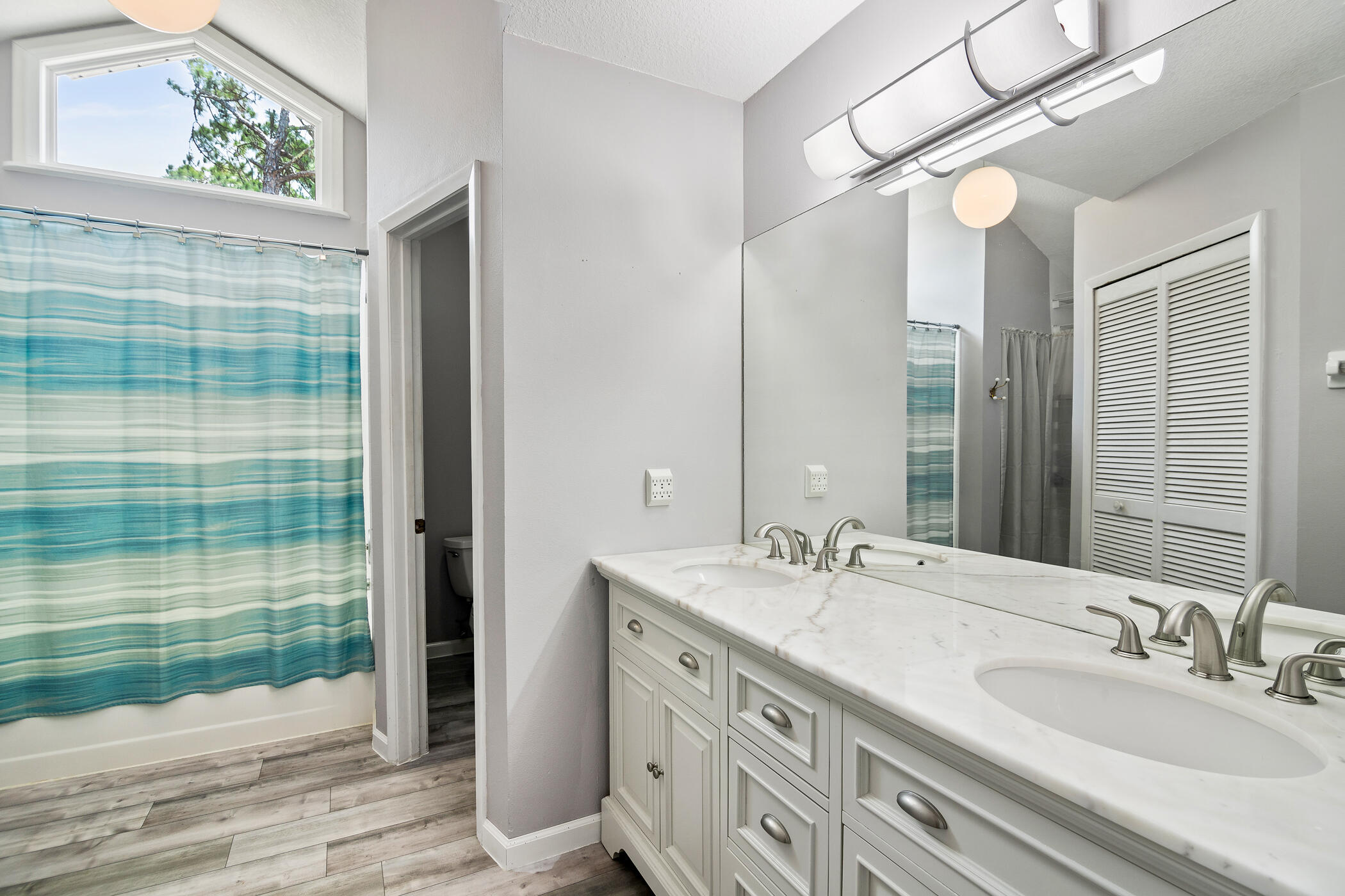 2372 Queens Street SE