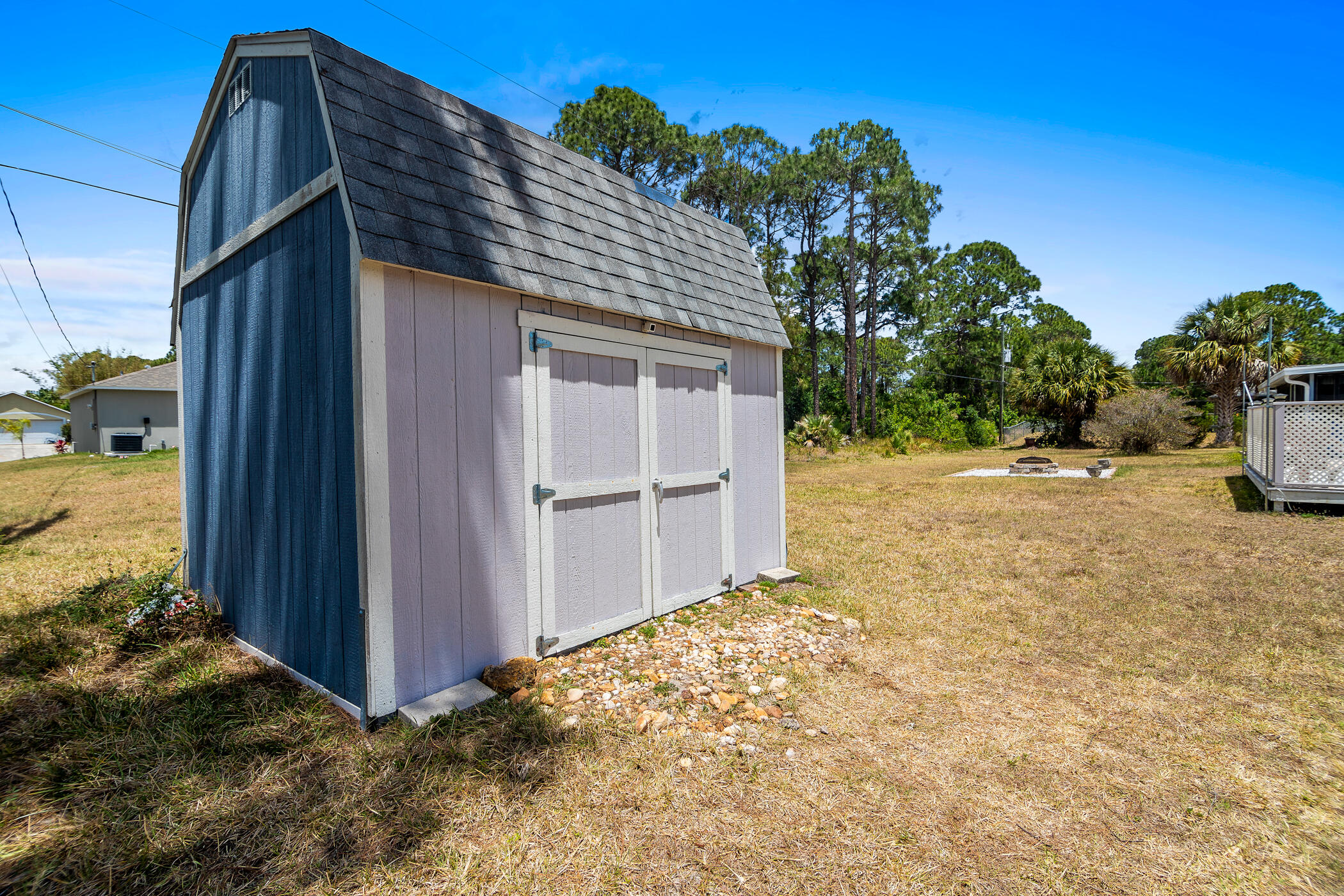 2372 Queens Street SE