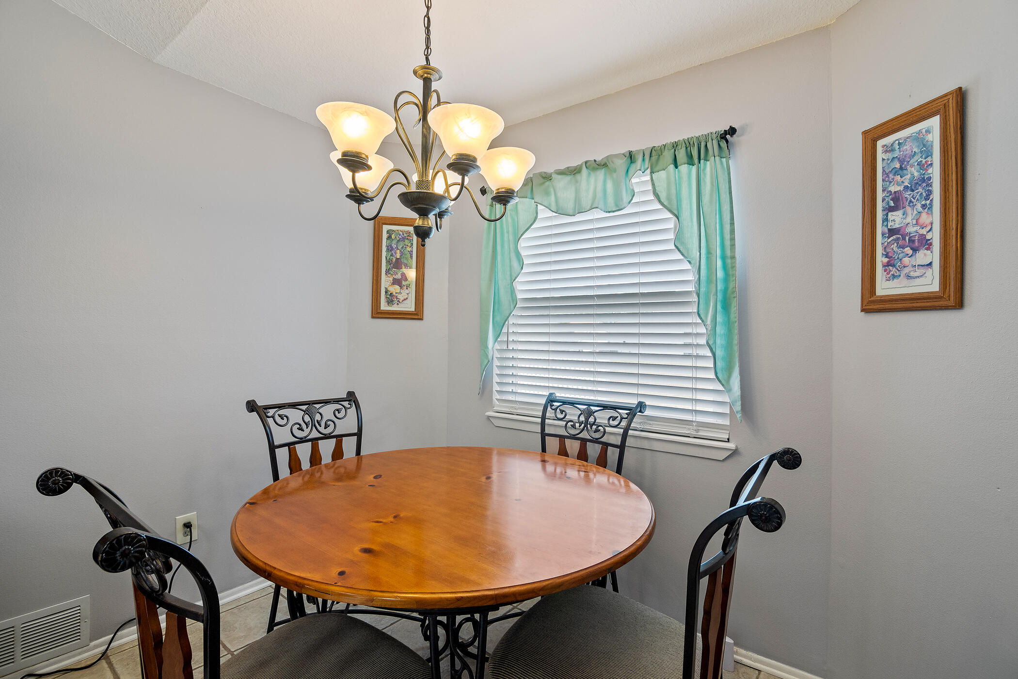 2372 Queens Street SE