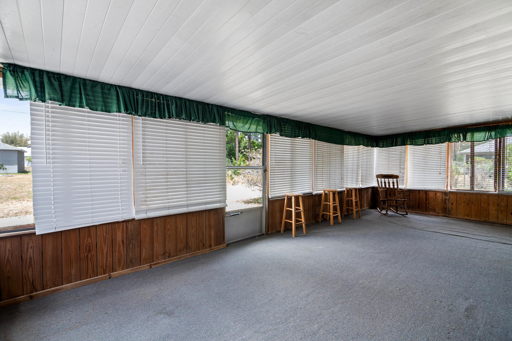 2372 Queens Street SE