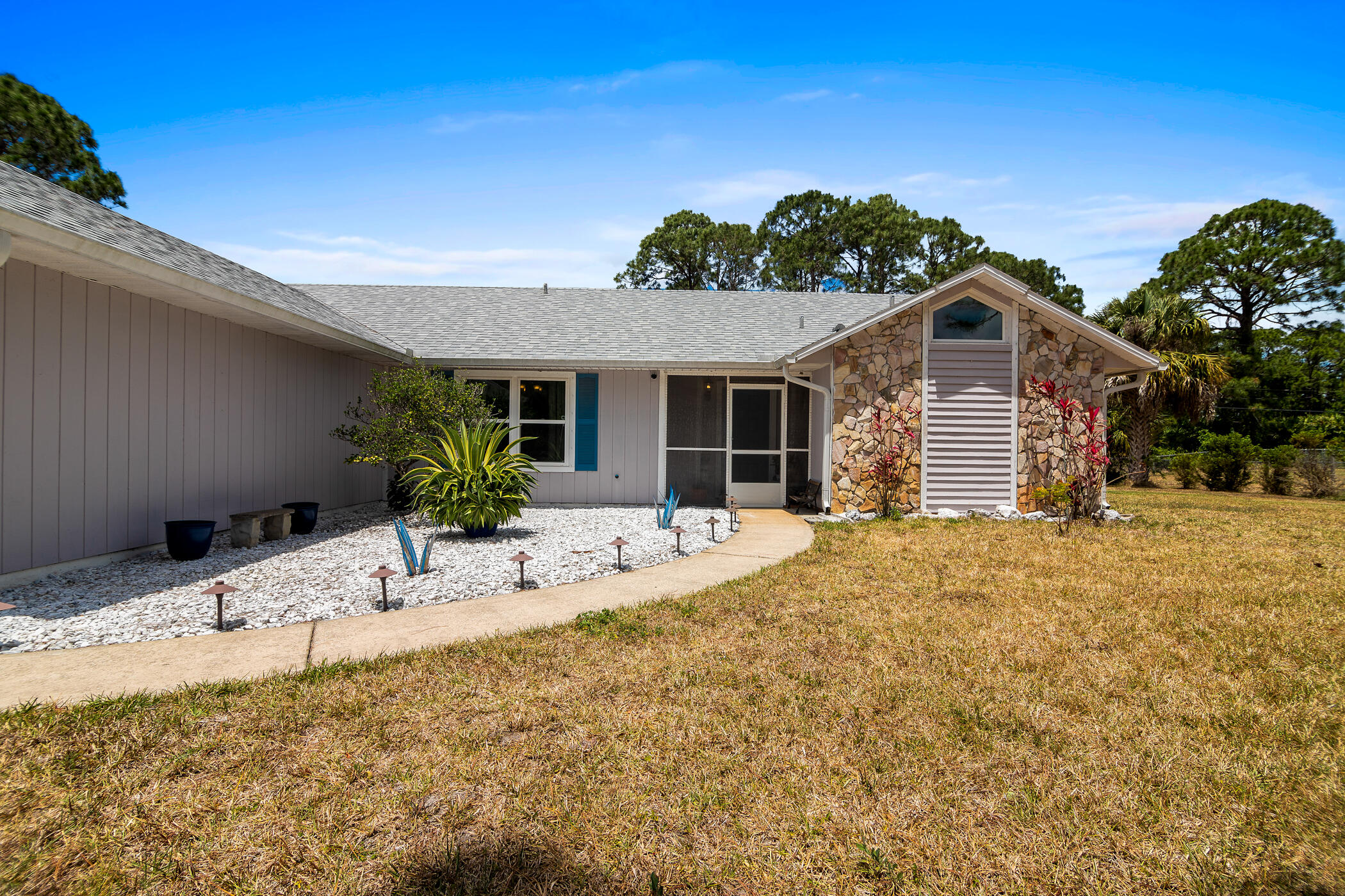 2372 Queens Street SE