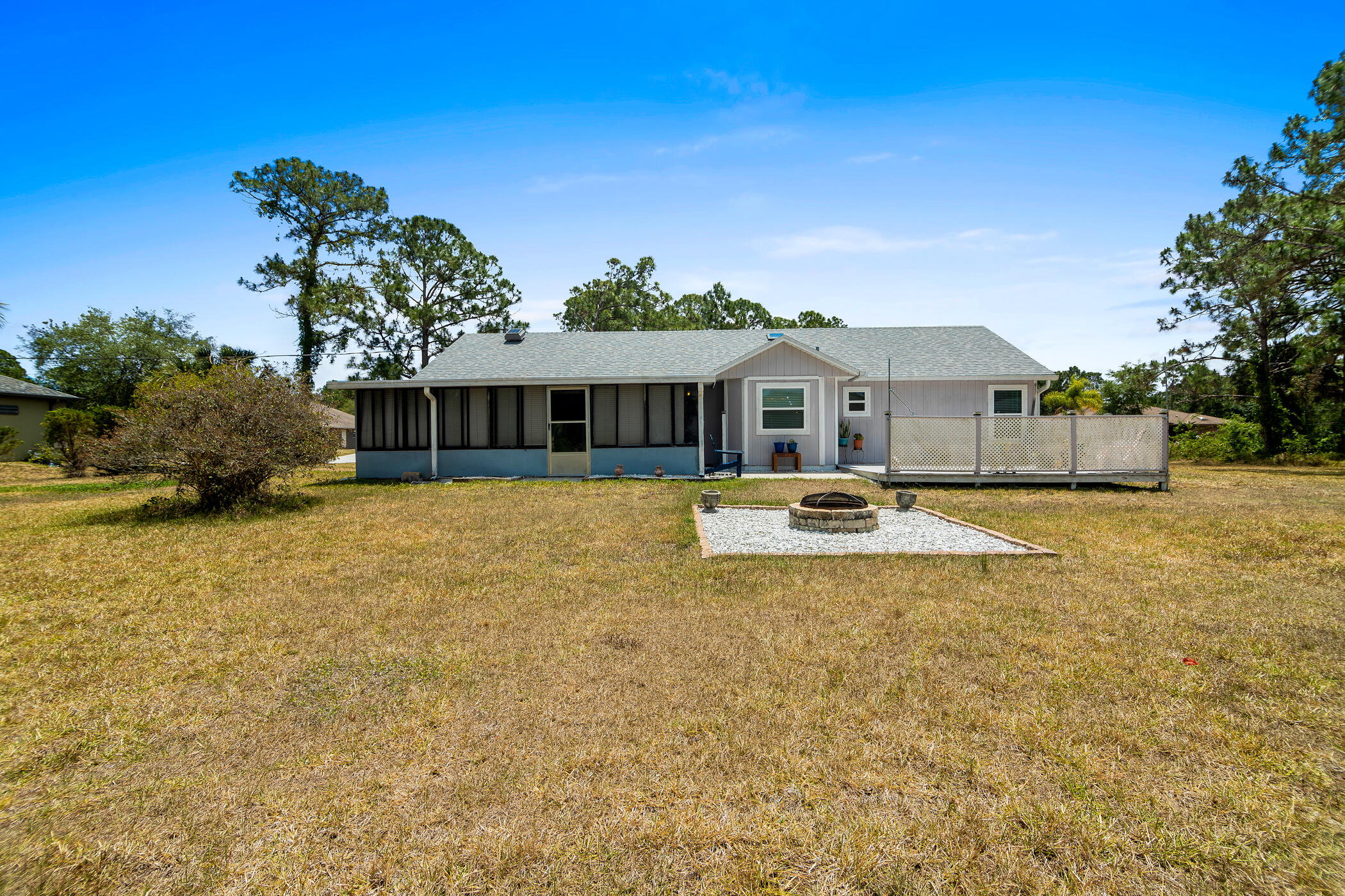 2372 Queens Street SE