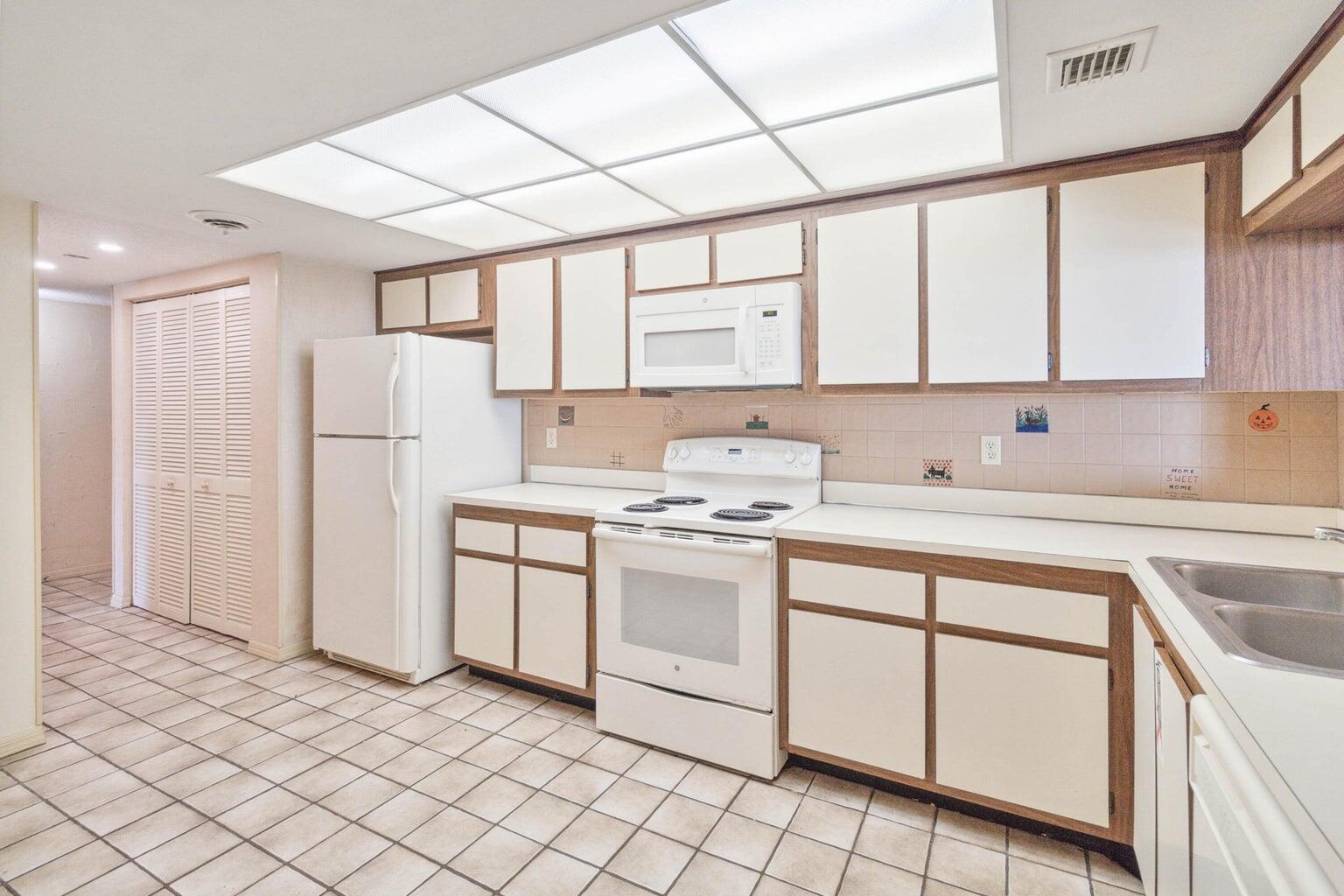 3170 N Atlantic Avenue, 401