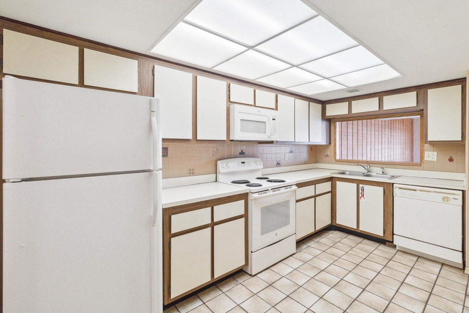 3170 N Atlantic Avenue, 401