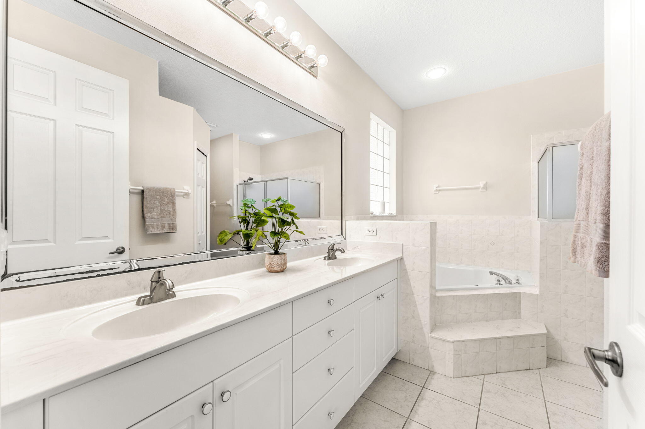 1222 Honeybee Lane