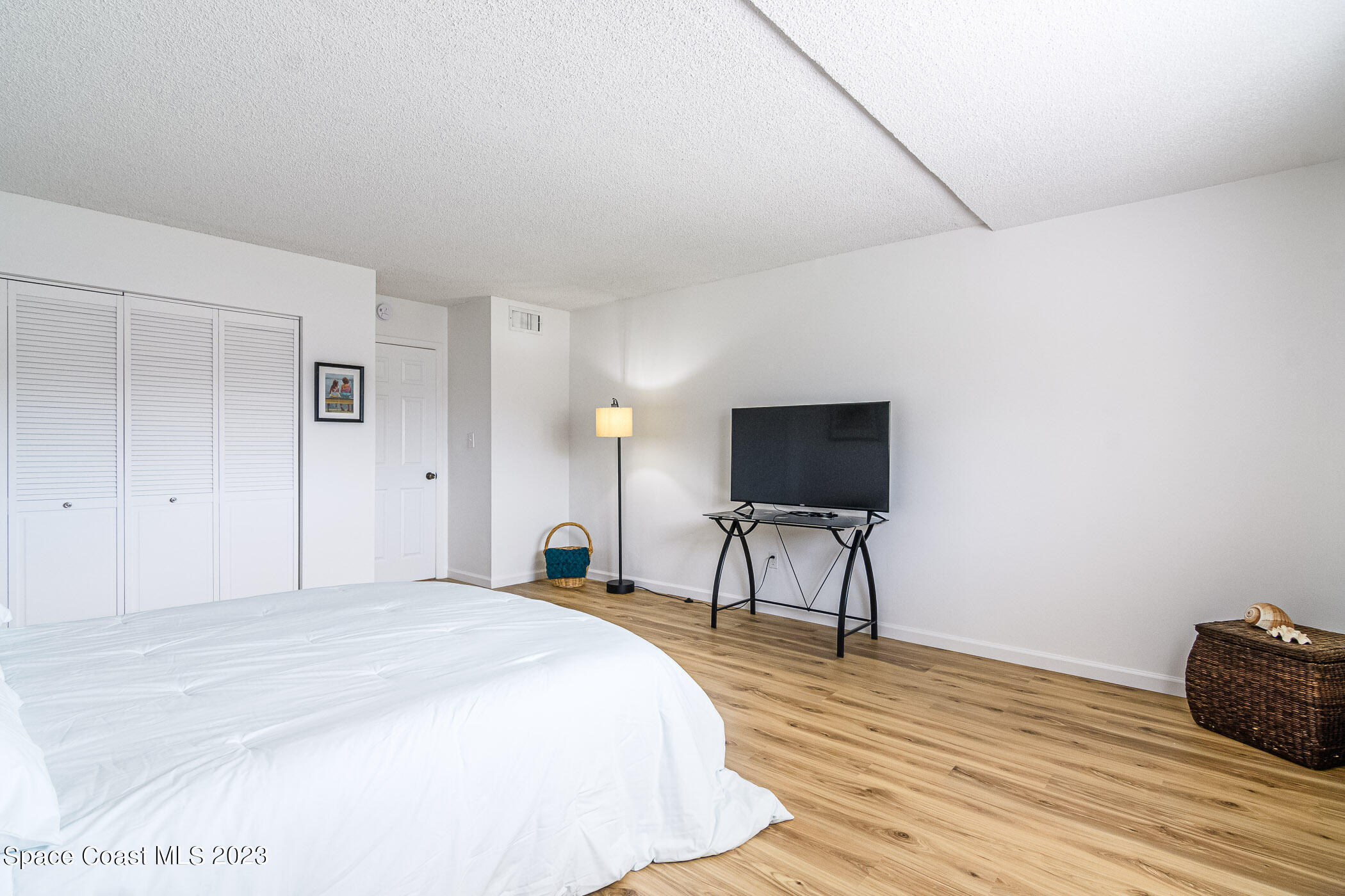7101 Ridgewood Avenue, 104