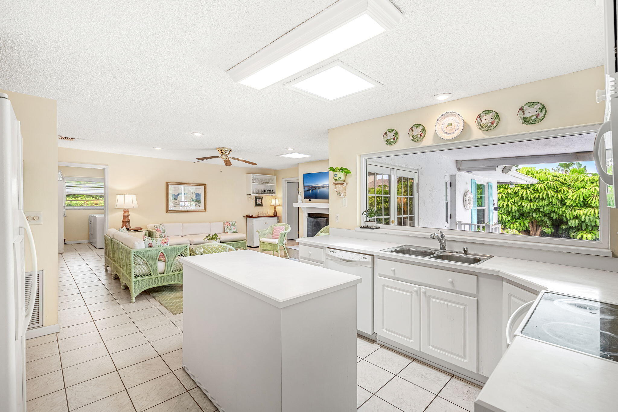 5 Colonial Way