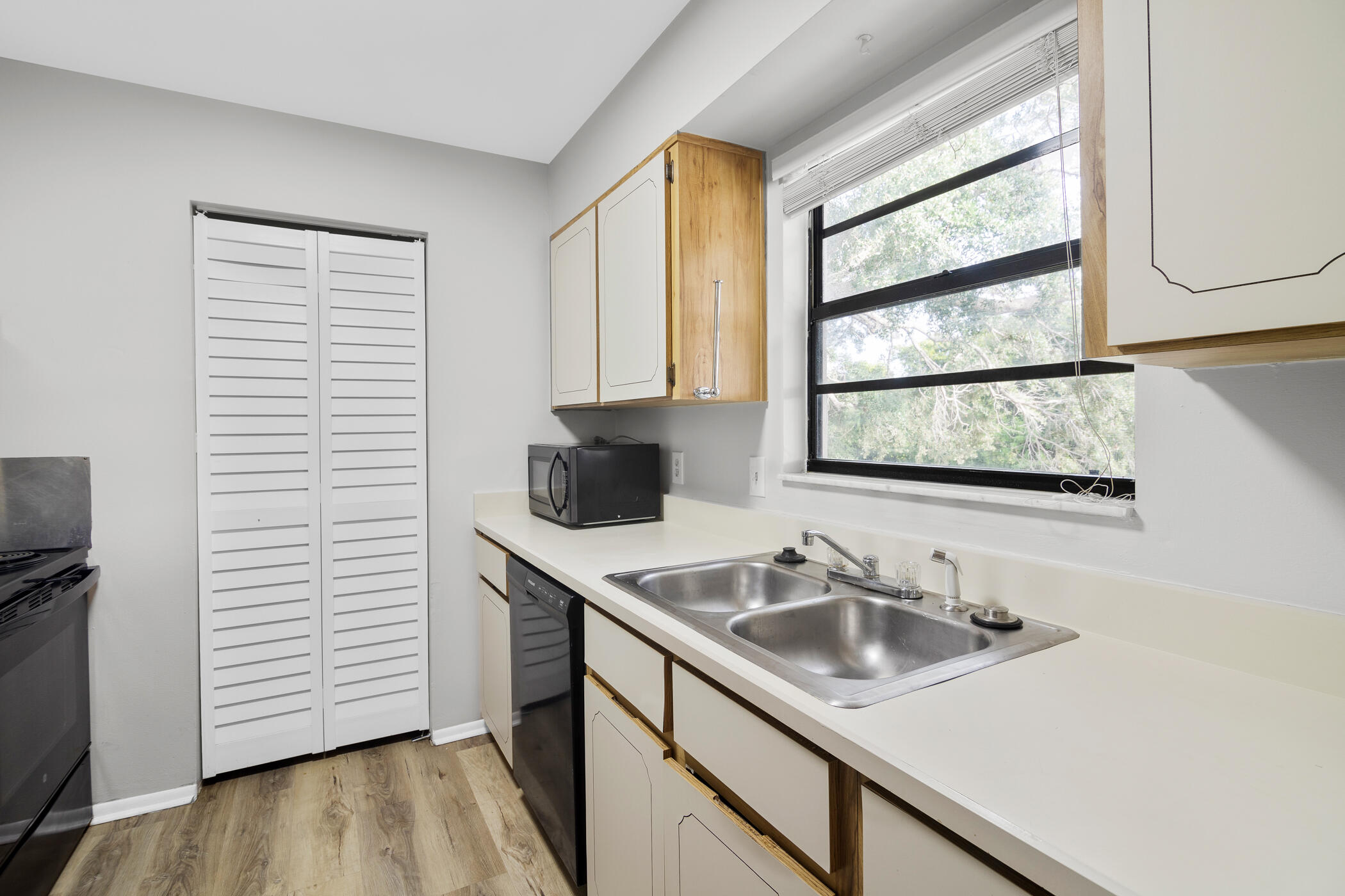 2222 Flower Tree Circle