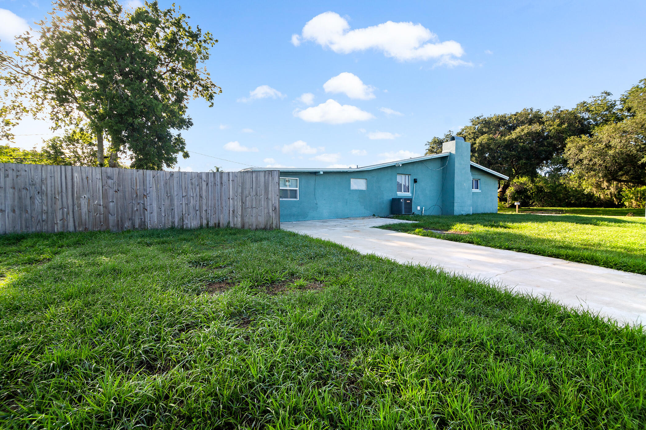 2534 Stratford Drive