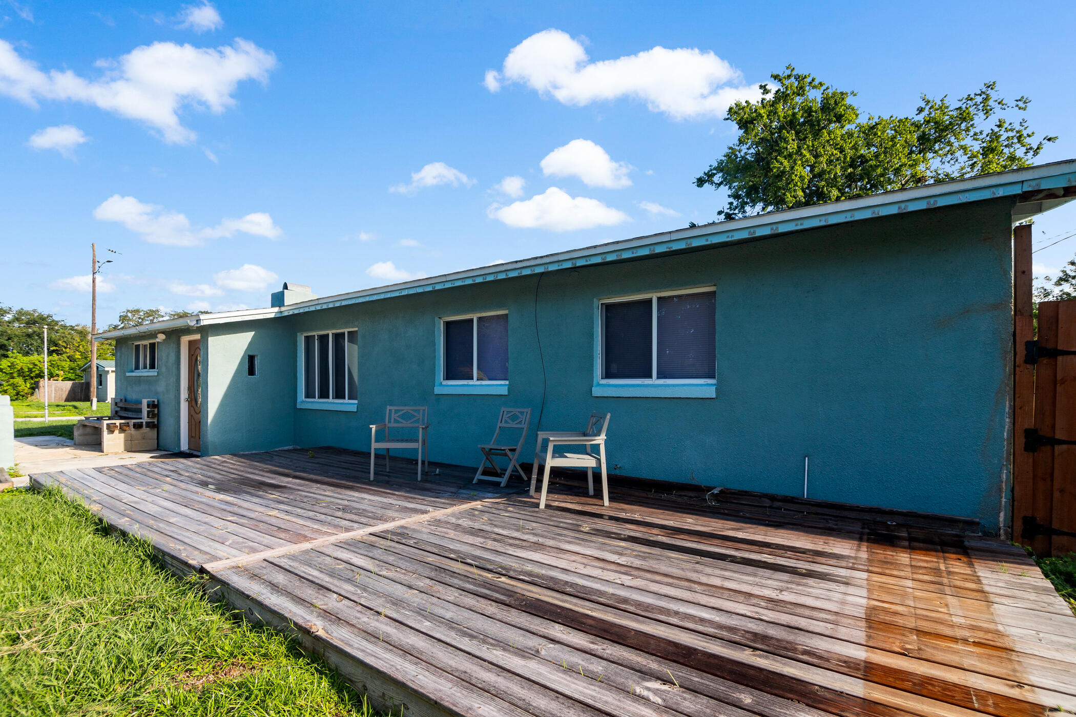 2534 Stratford Drive