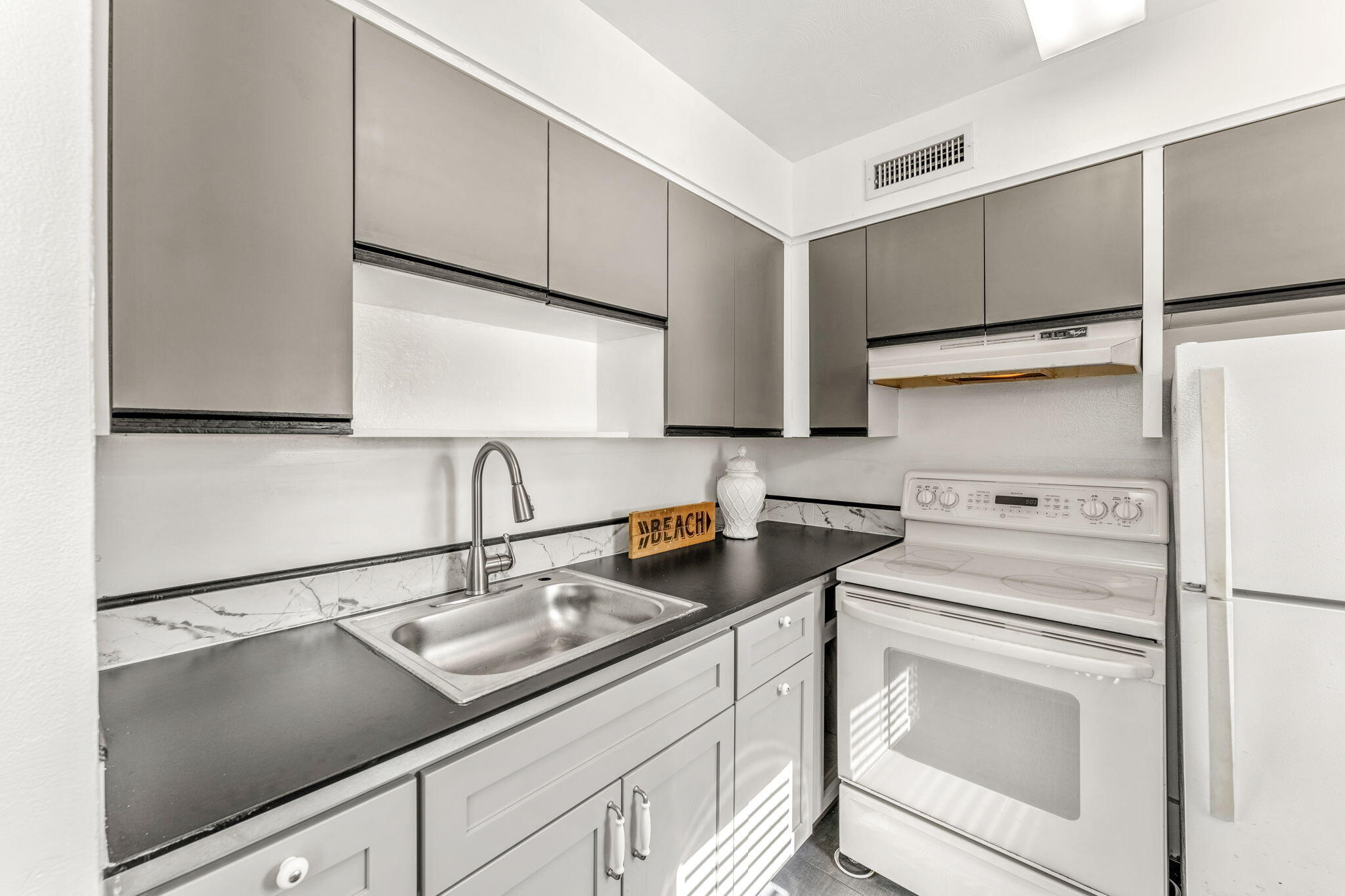 411 Madison Avenue, 102
