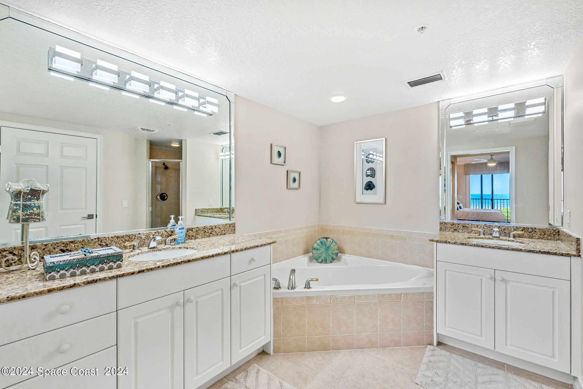 425 Pierce Avenue, 206