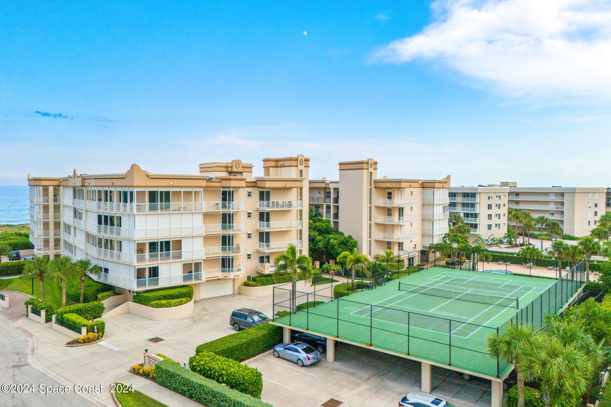 425 Pierce Avenue, 206