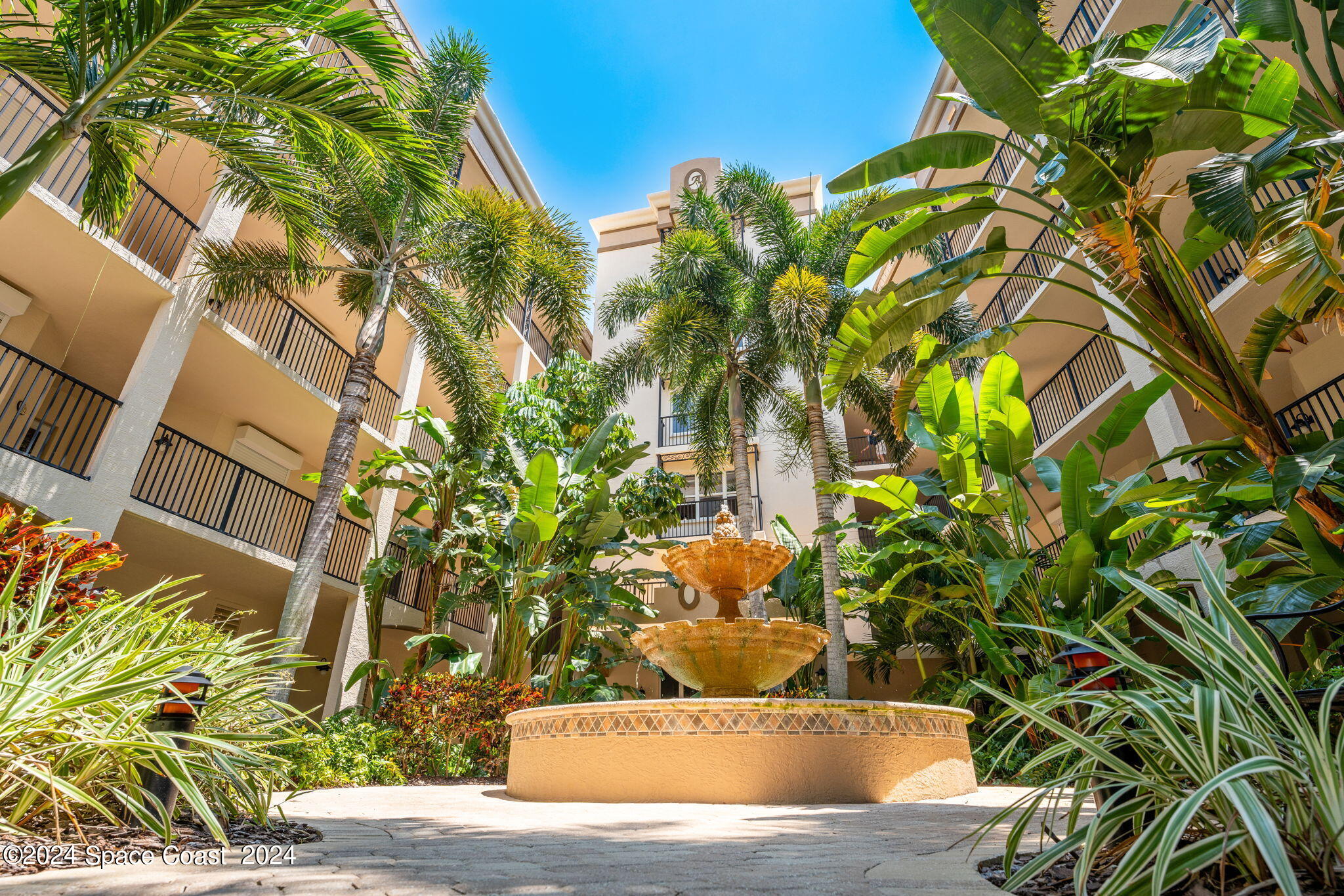 425 Pierce Avenue, 206