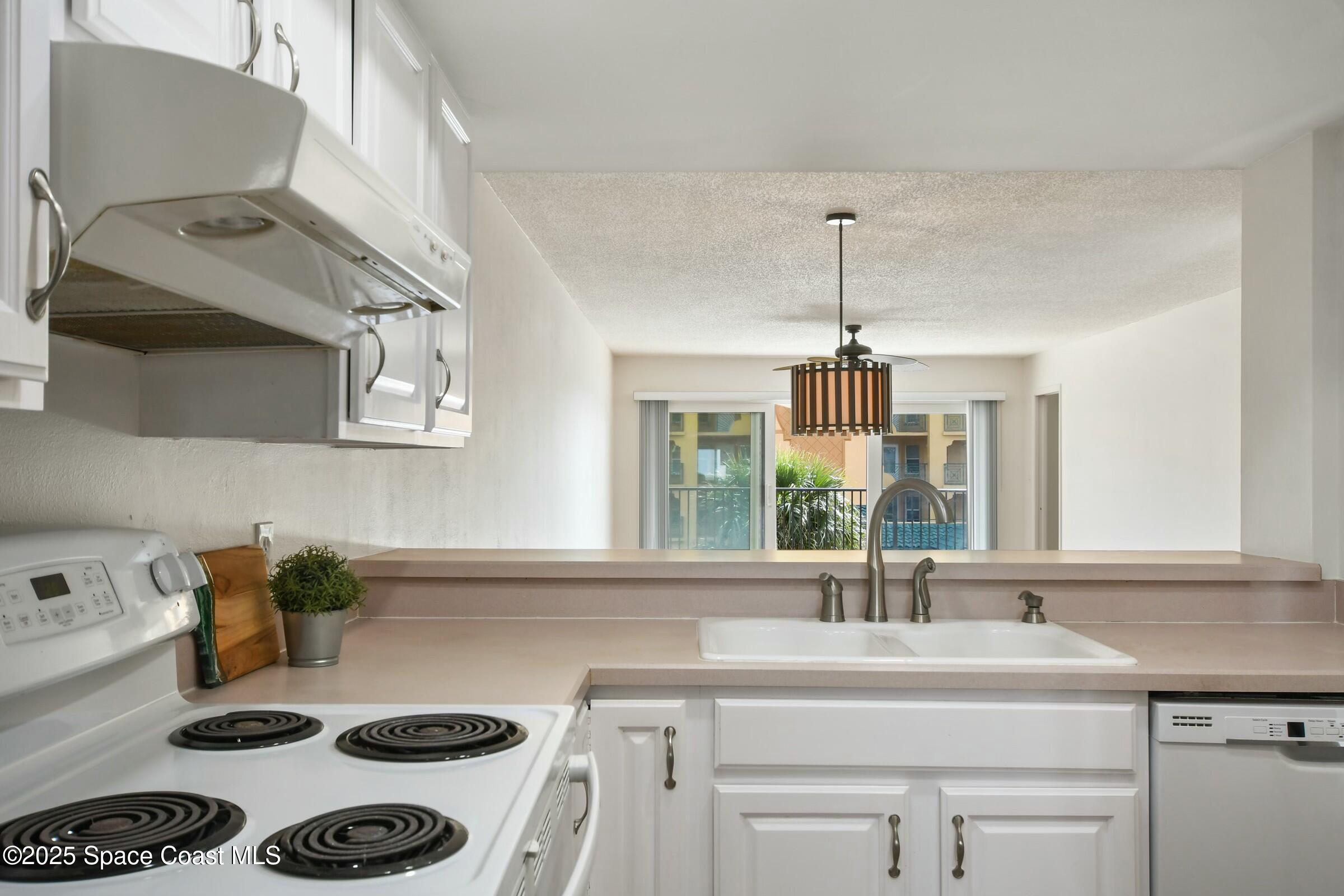 8494 Ridgewood Avenue, 4305