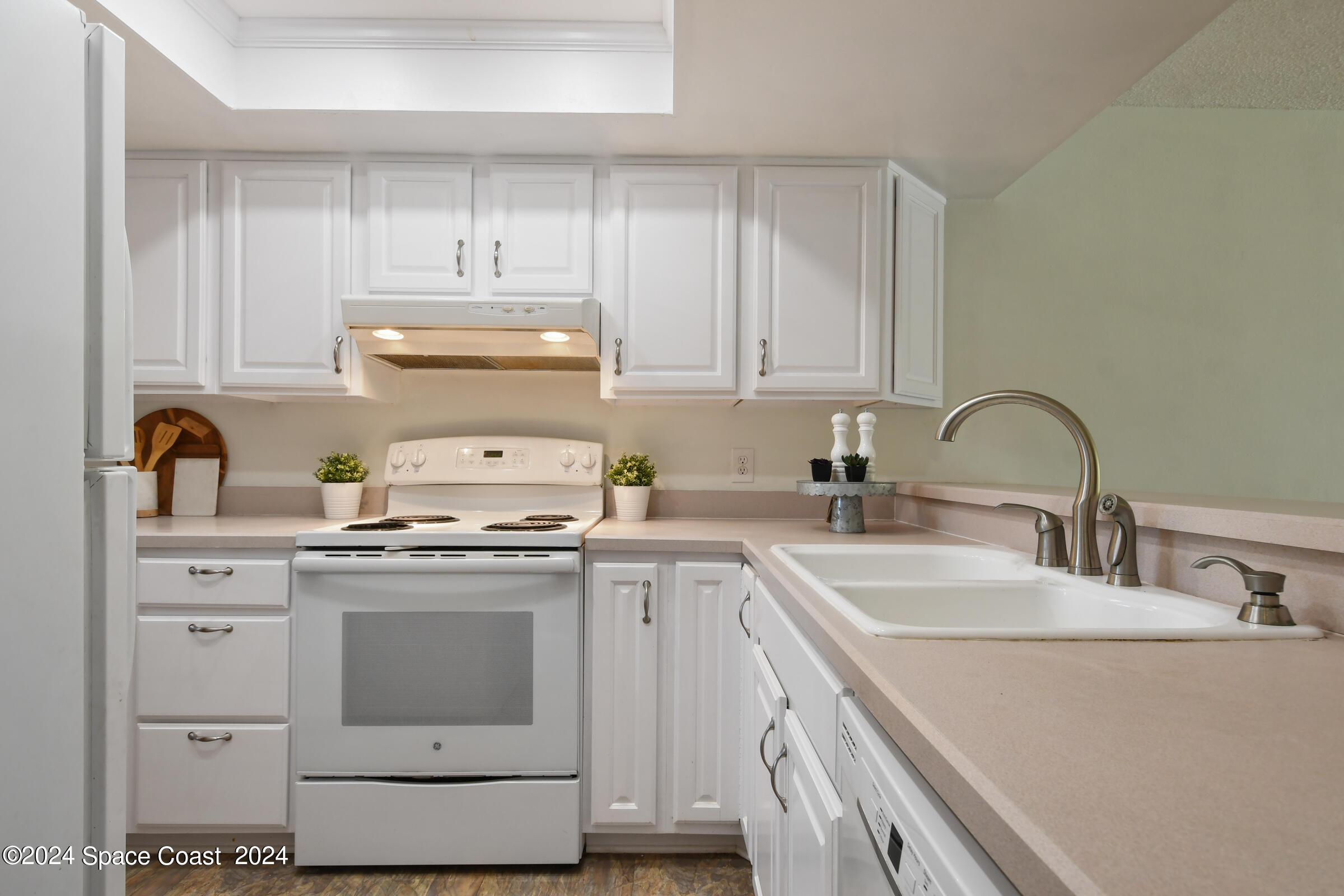 8494 Ridgewood Avenue, 4305