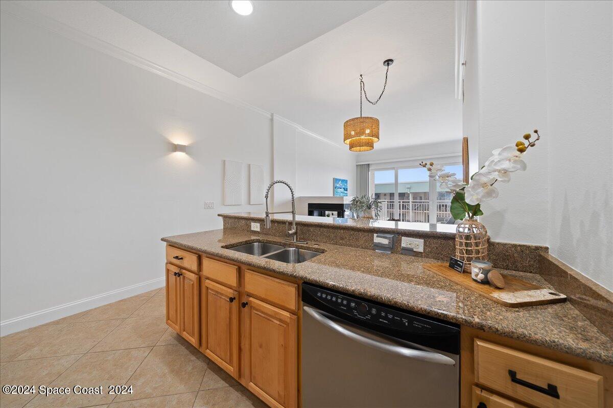 601 N Miramar Avenue, 303