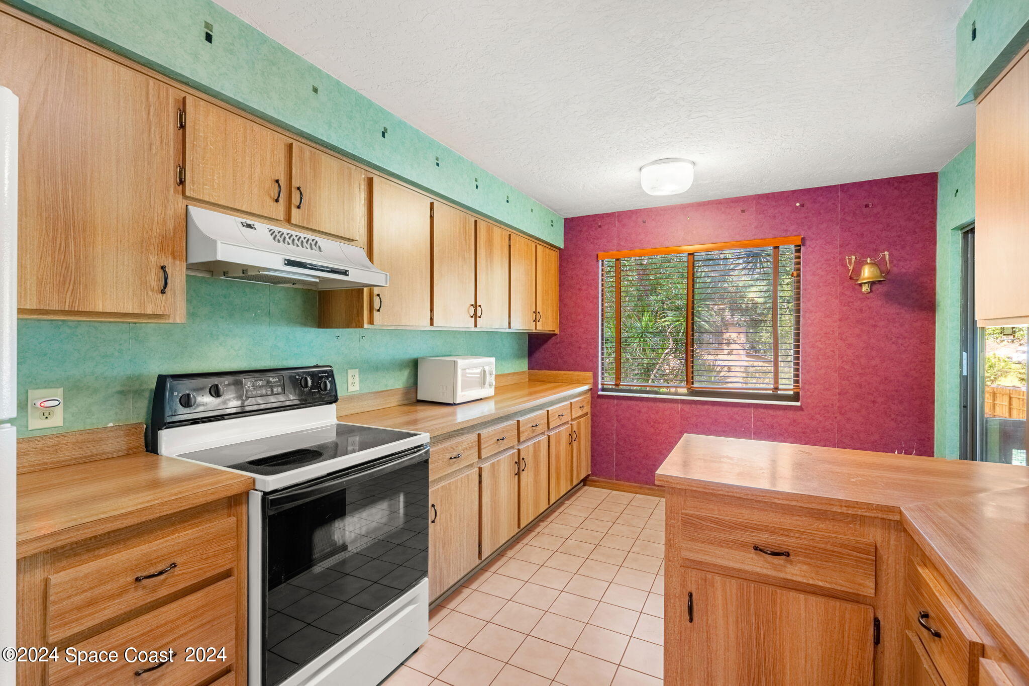 9040 York Lane, 16