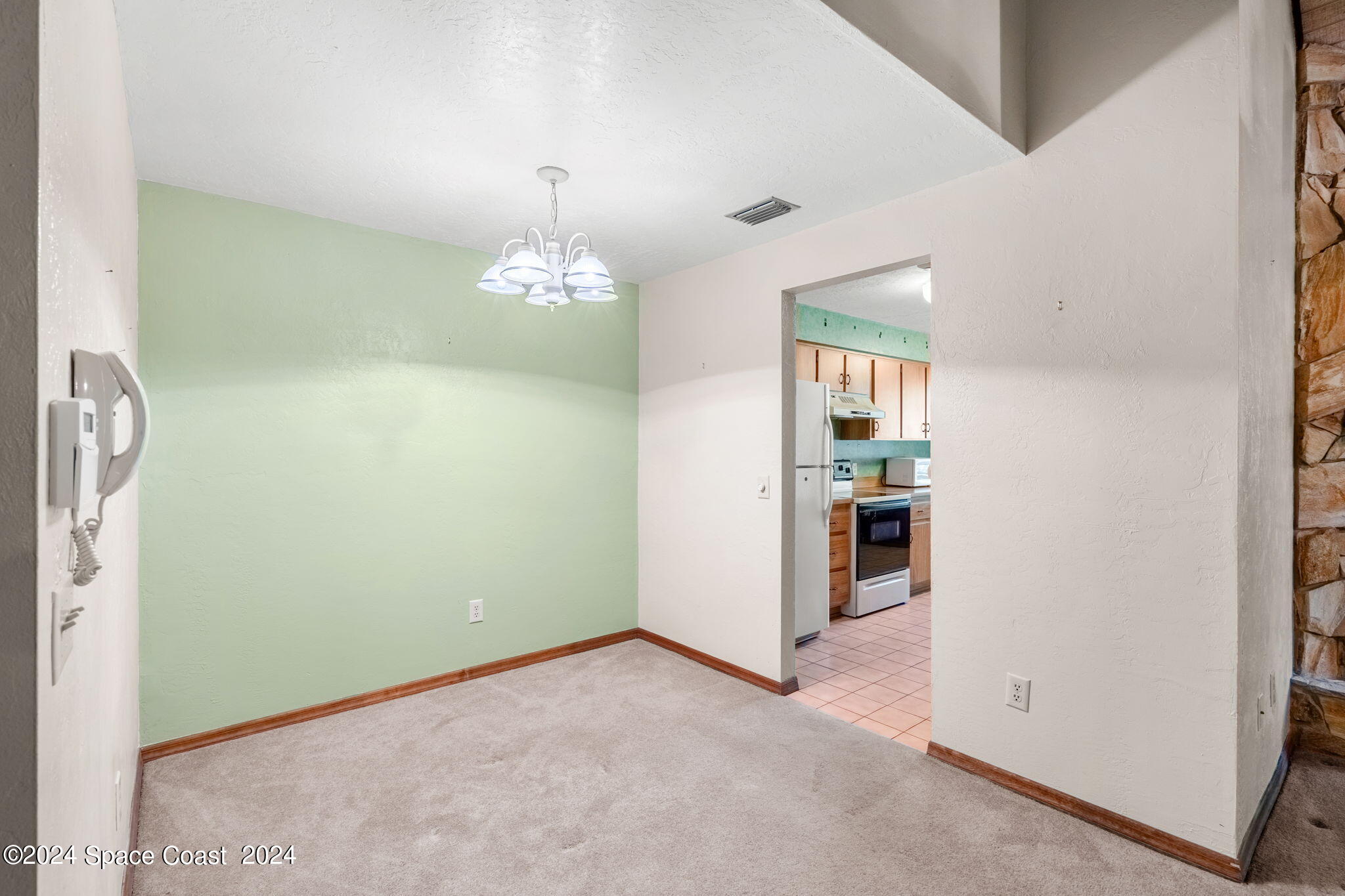 9040 York Lane, 16
