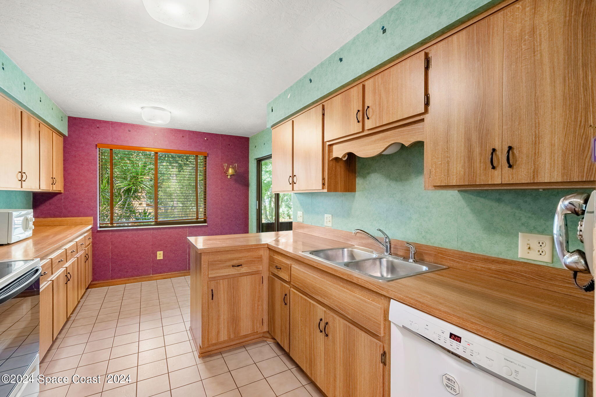 9040 York Lane, 16