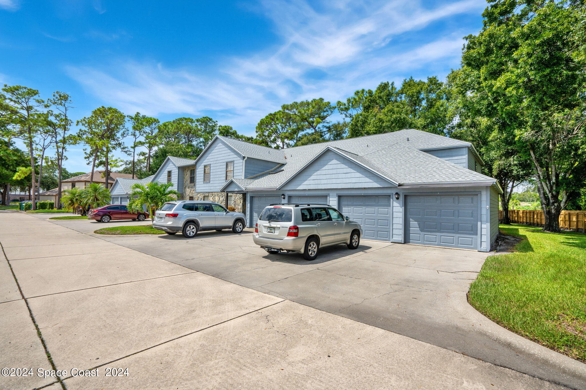 9040 York Lane, 16