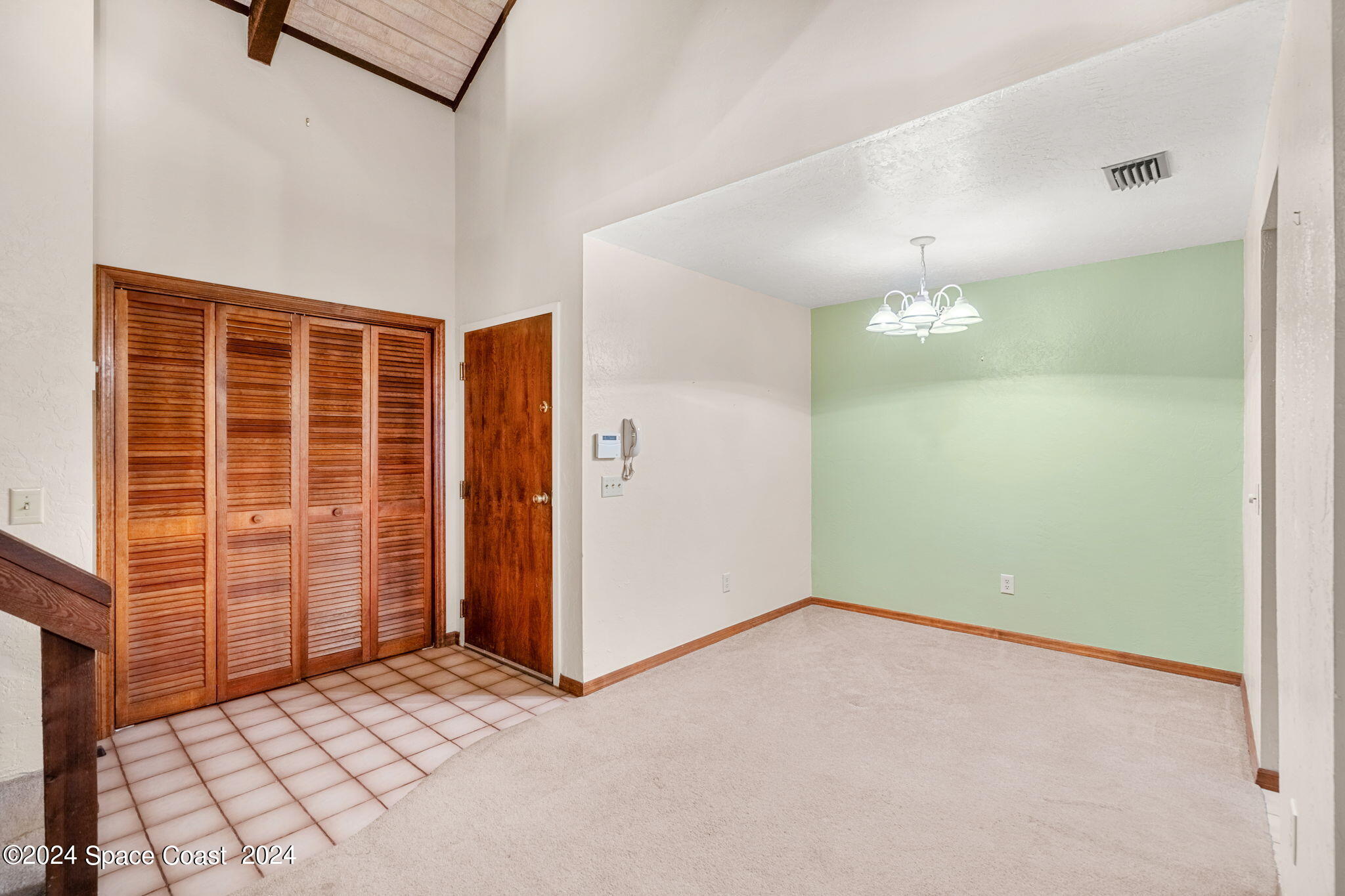 9040 York Lane, 16