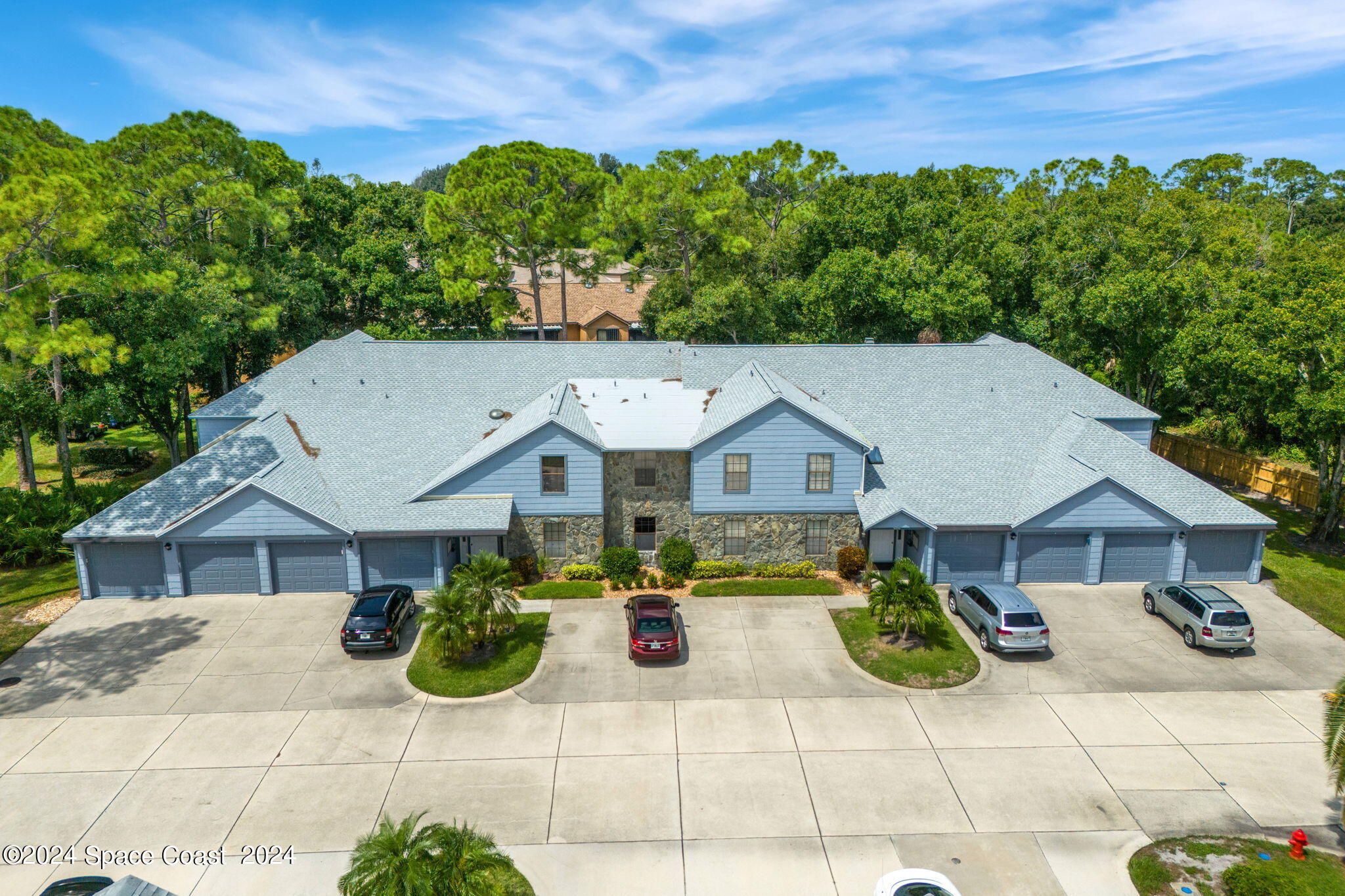 9040 York Lane, 16