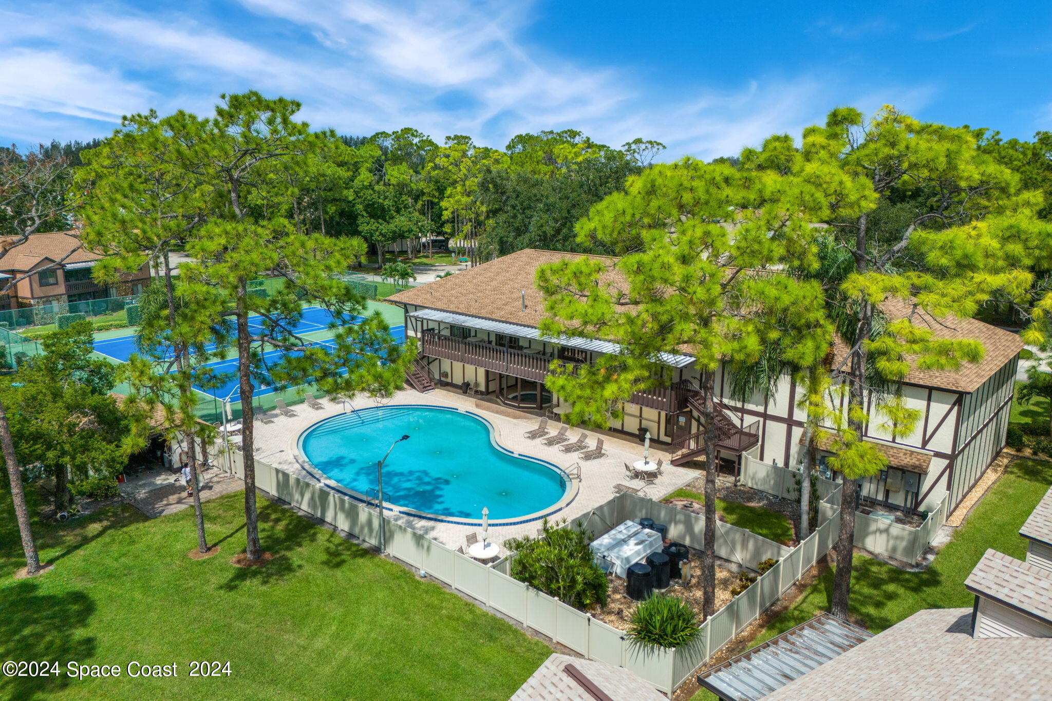 9040 York Lane, 16