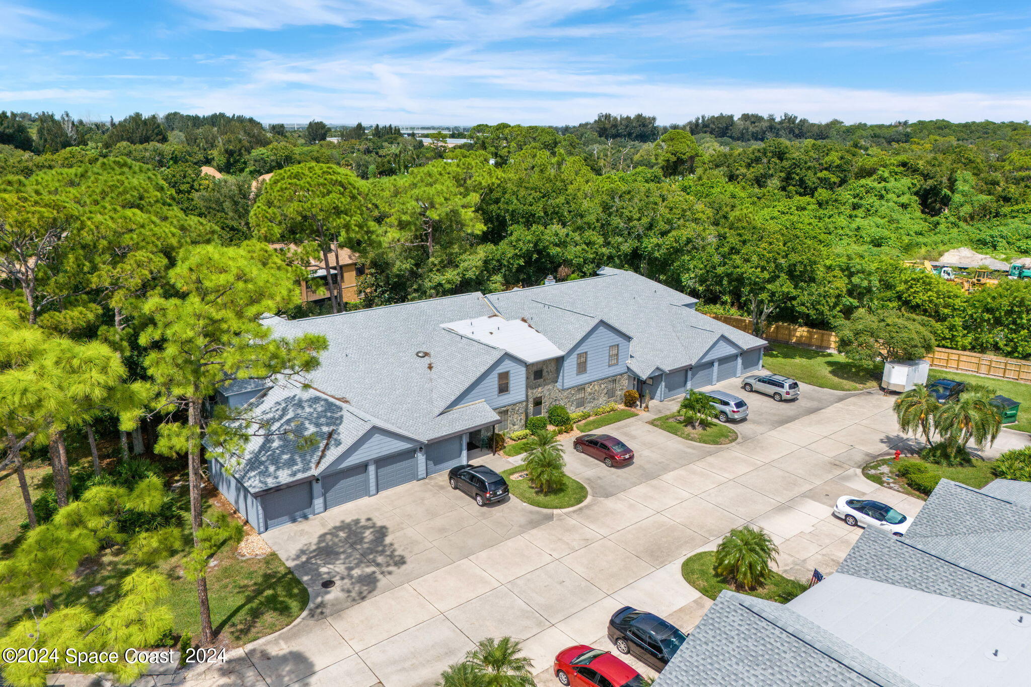 9040 York Lane, 16