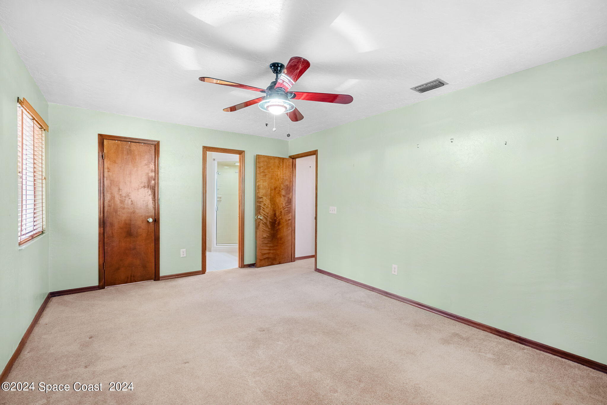 9040 York Lane, 16