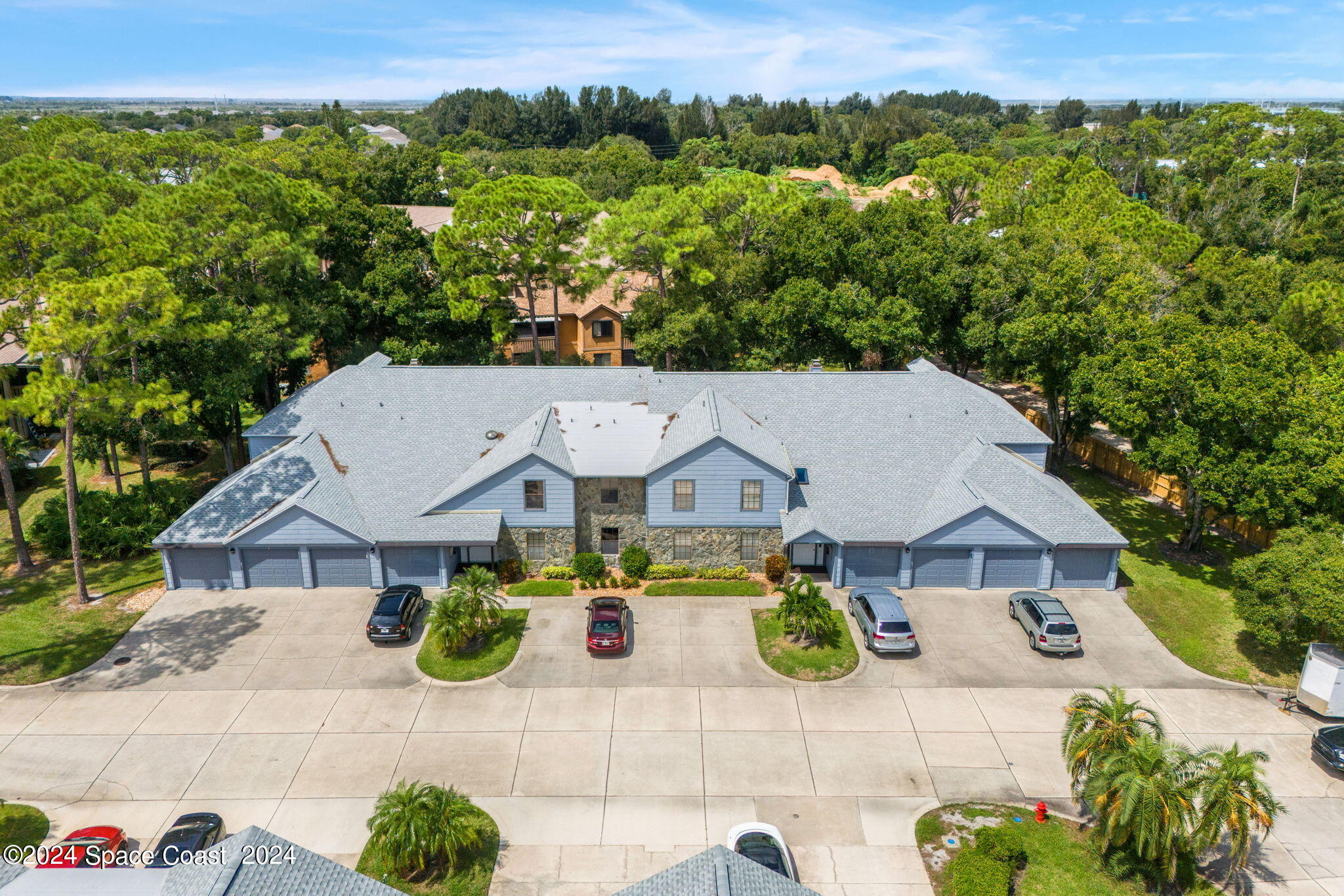 9040 York Lane, 16
