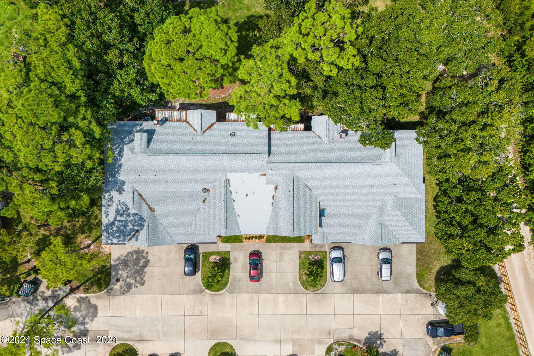 9040 York Lane, 16