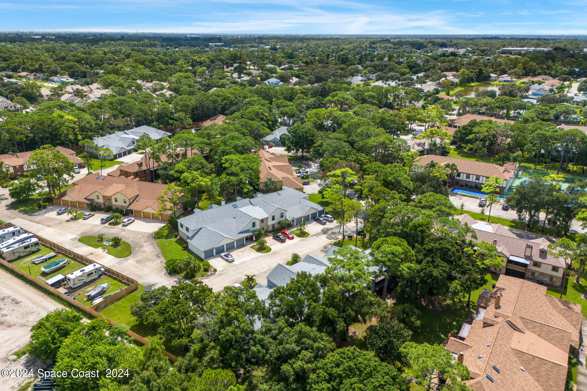9040 York Lane, 16