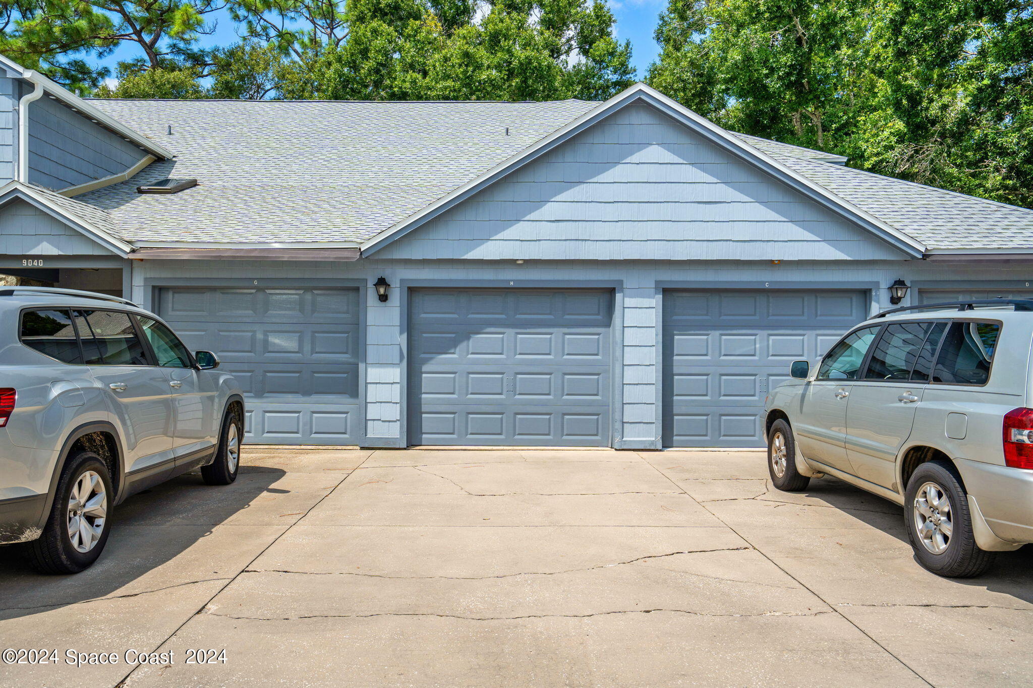 9040 York Lane, 16